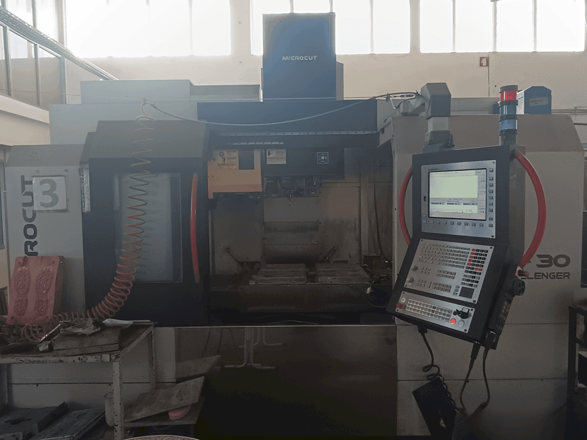 Vista frontal de la máquina MICROCUT V-30 Challenger