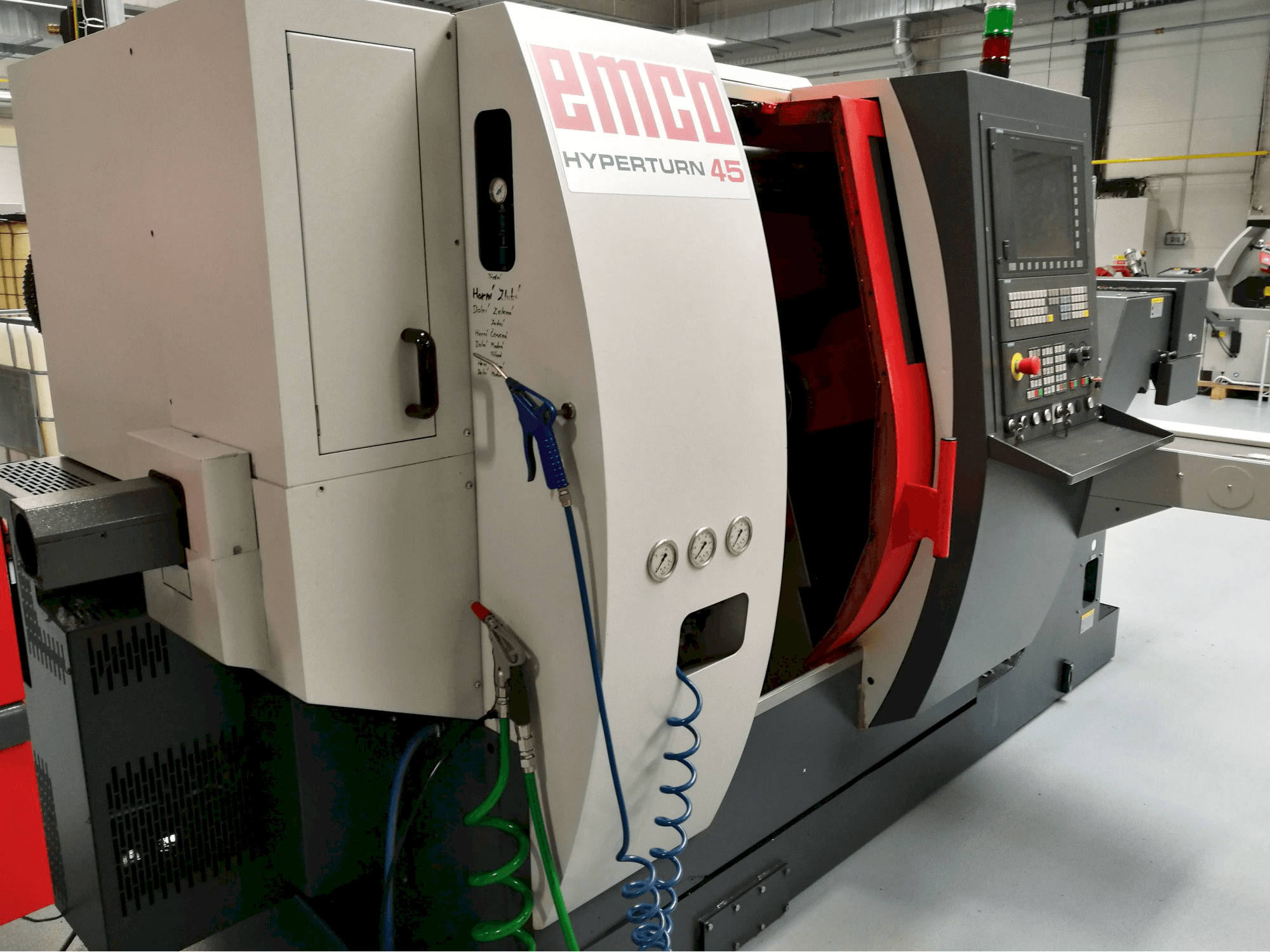 Vista izquierda de la máquina EMCO HYPERTURN 45