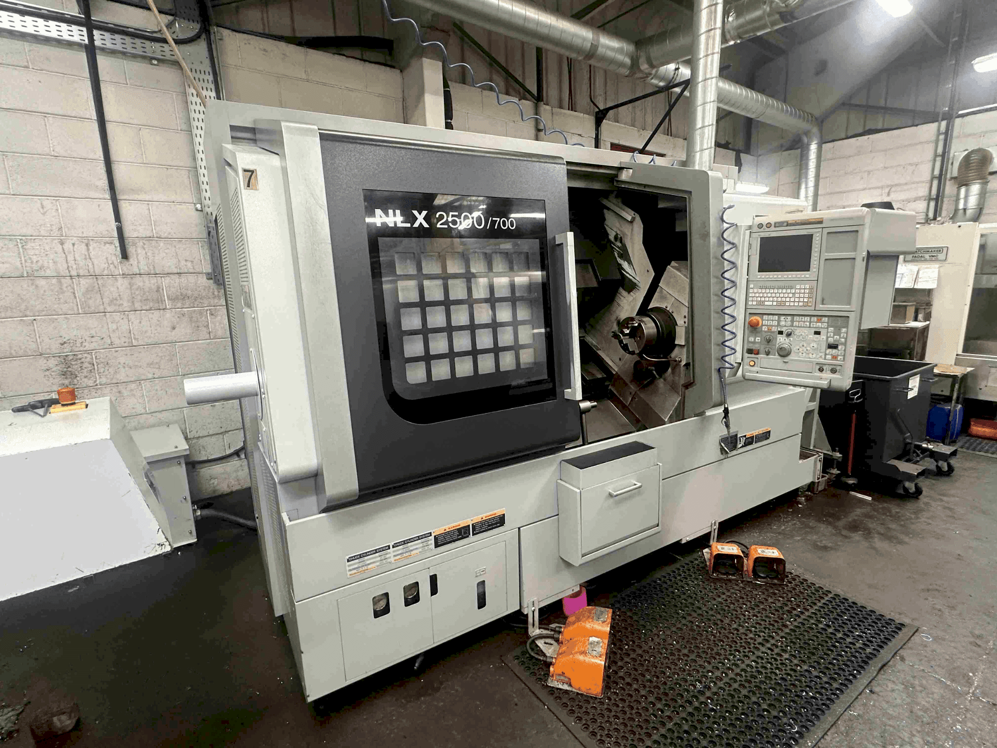 Vista lateral izquierda de la máquina DMG MORI NLX2500SY/700