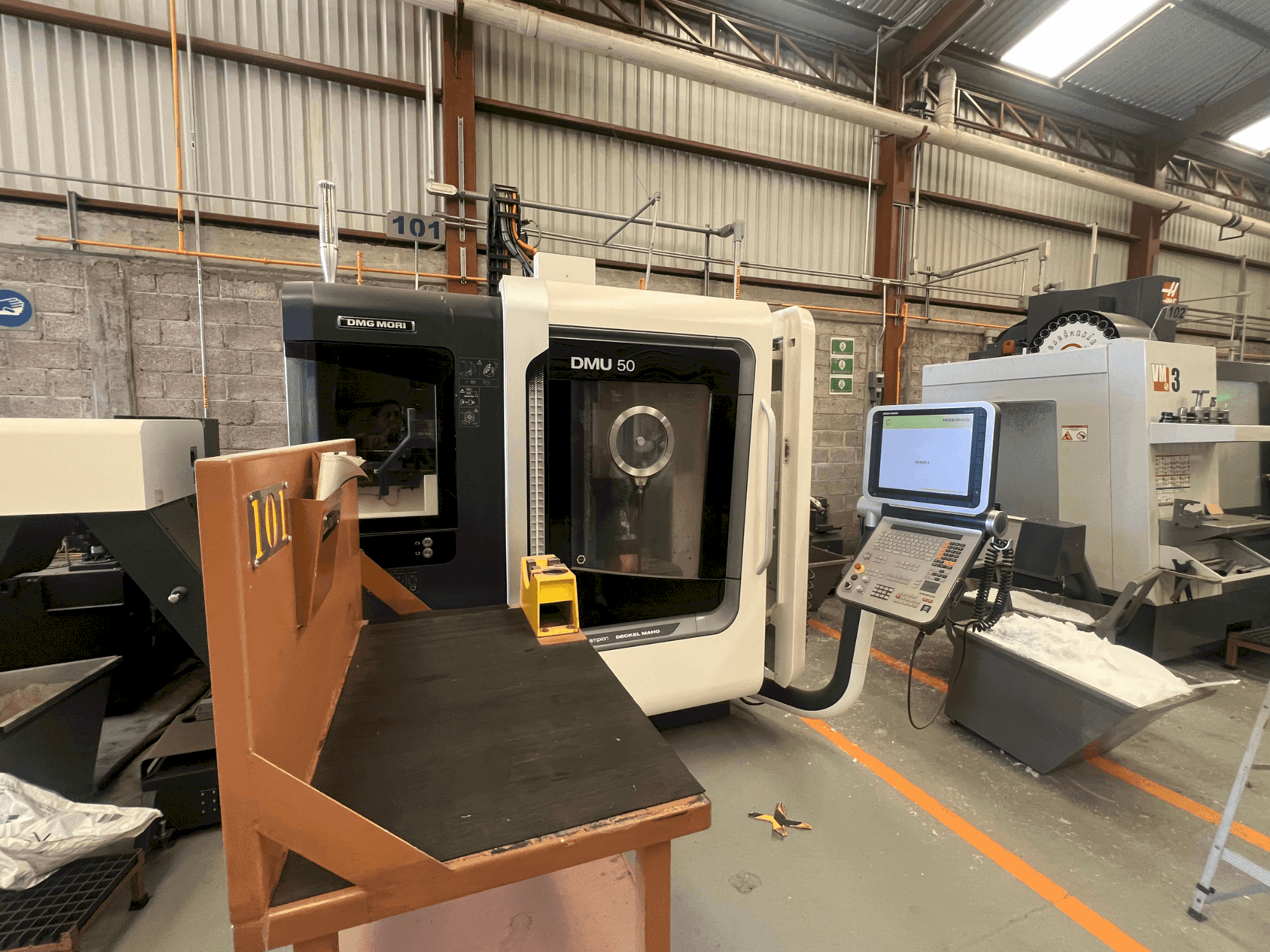 Vista frontal de la máquina DMG MORI DMU 50