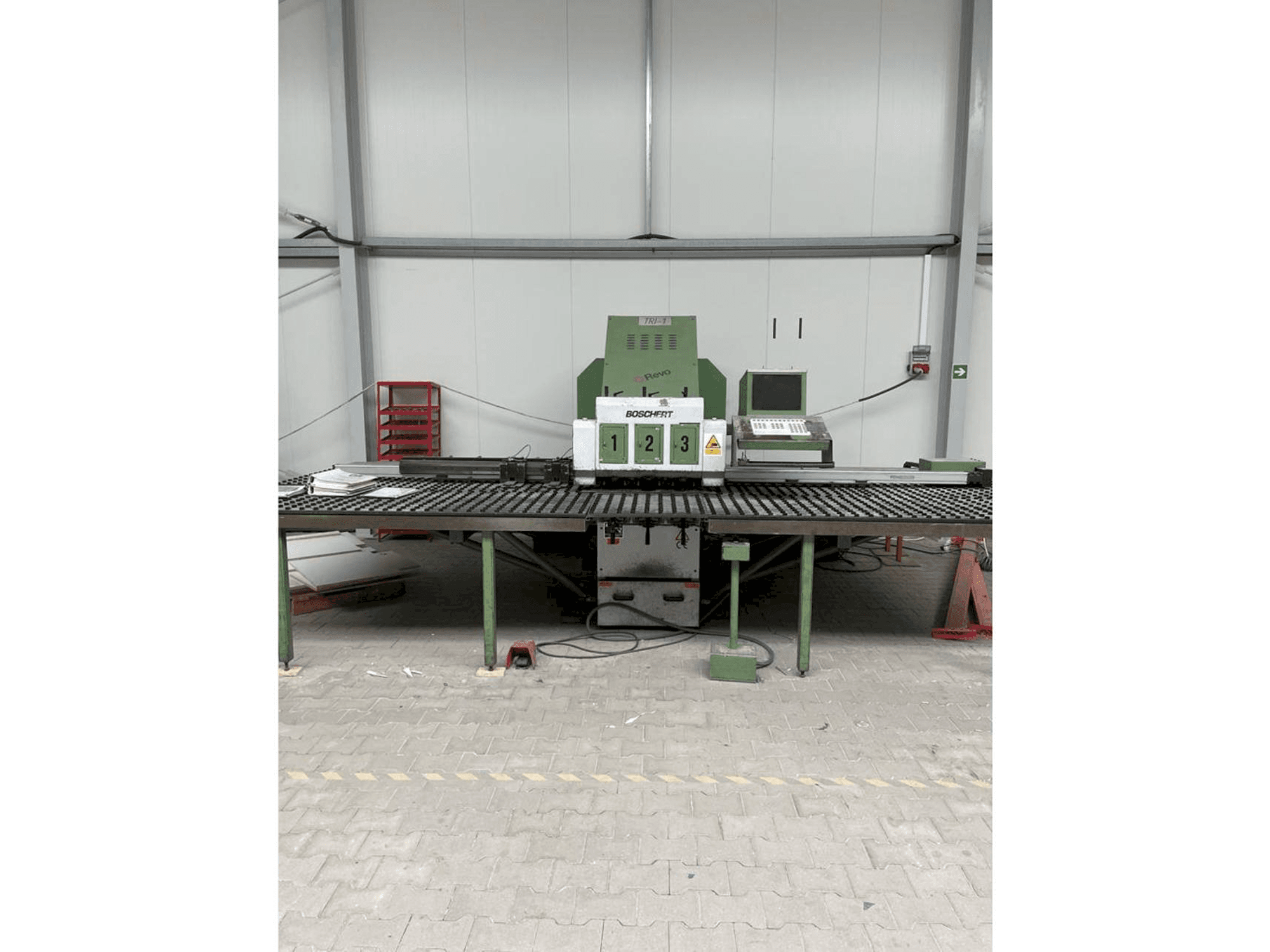 Vista frontal de la máquina BOSCHERT TRI 1250 CNC Z