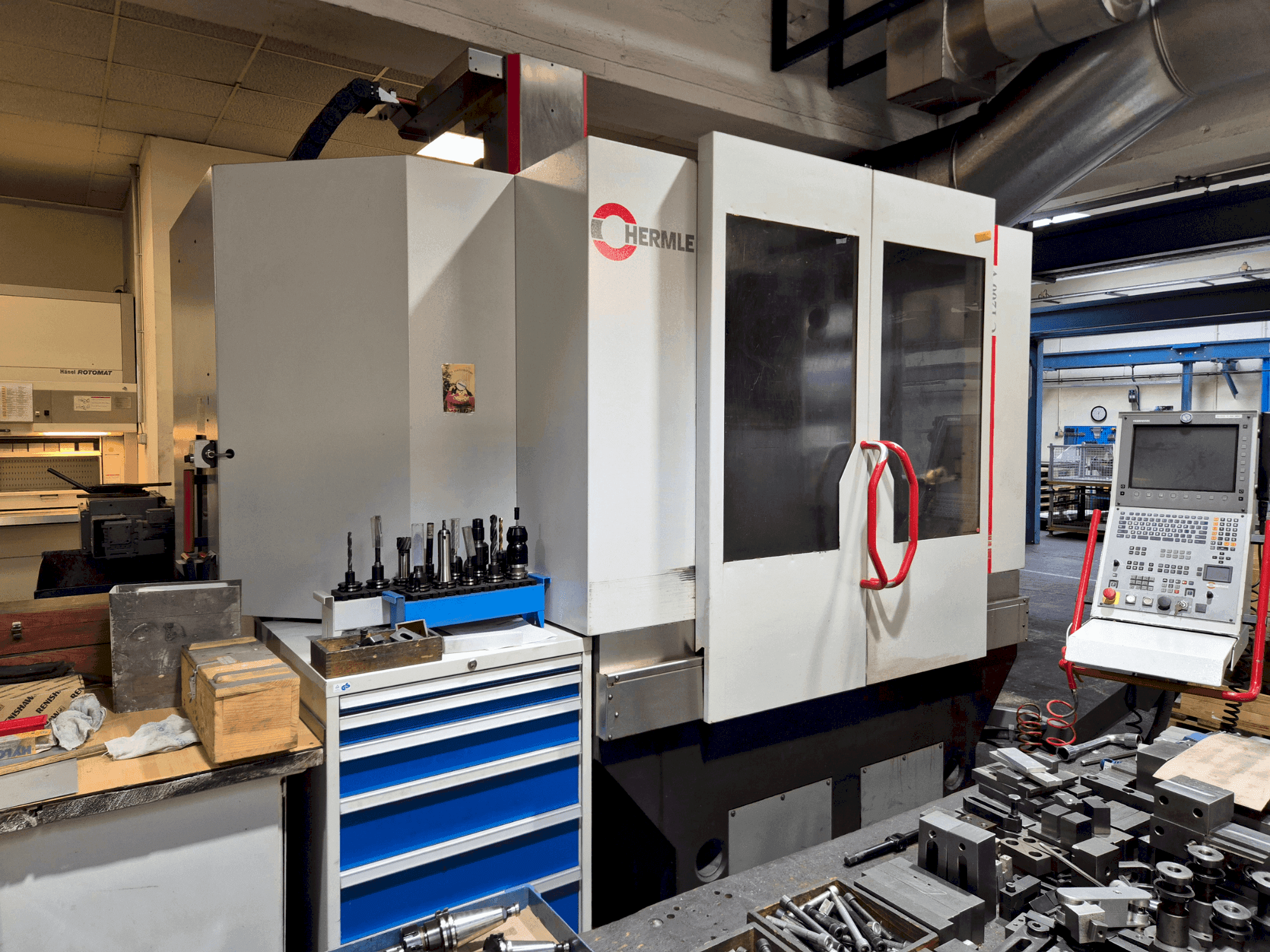 Vista frontal de la máquina HERMLE C 1200 V