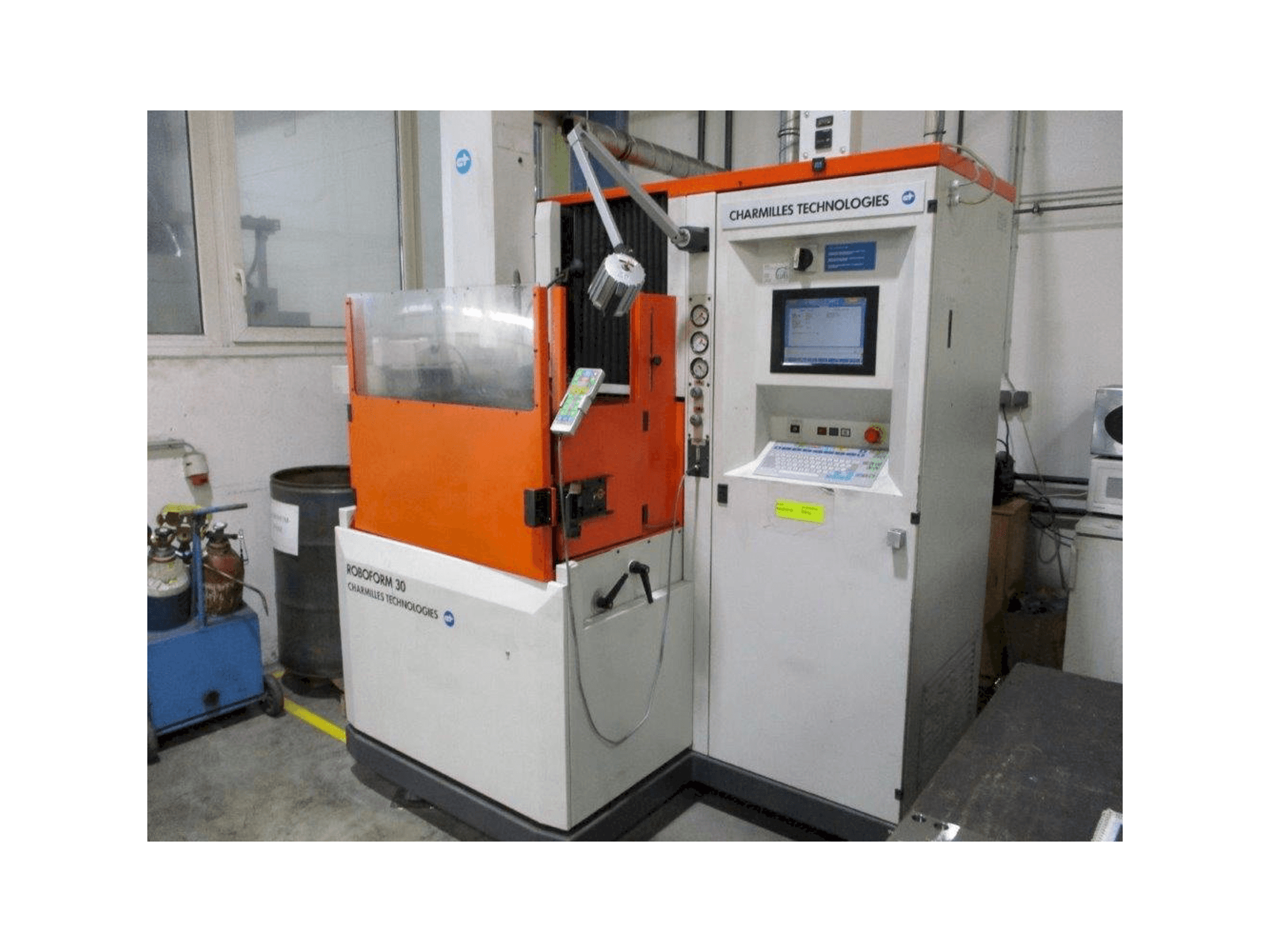 Vista frontal de la máquina CHARMILLES Roboform 30