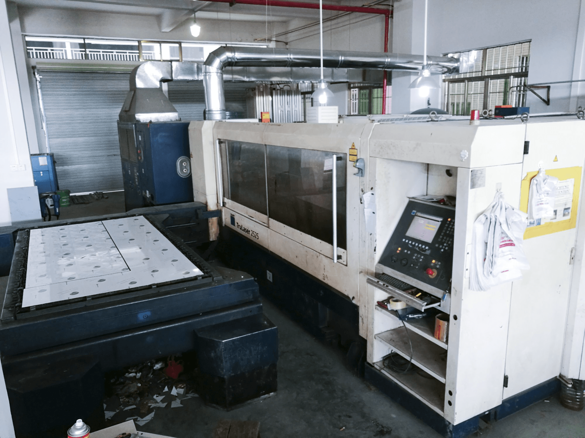 Vista derecha de la máquina Trumpf TruLaser 2525