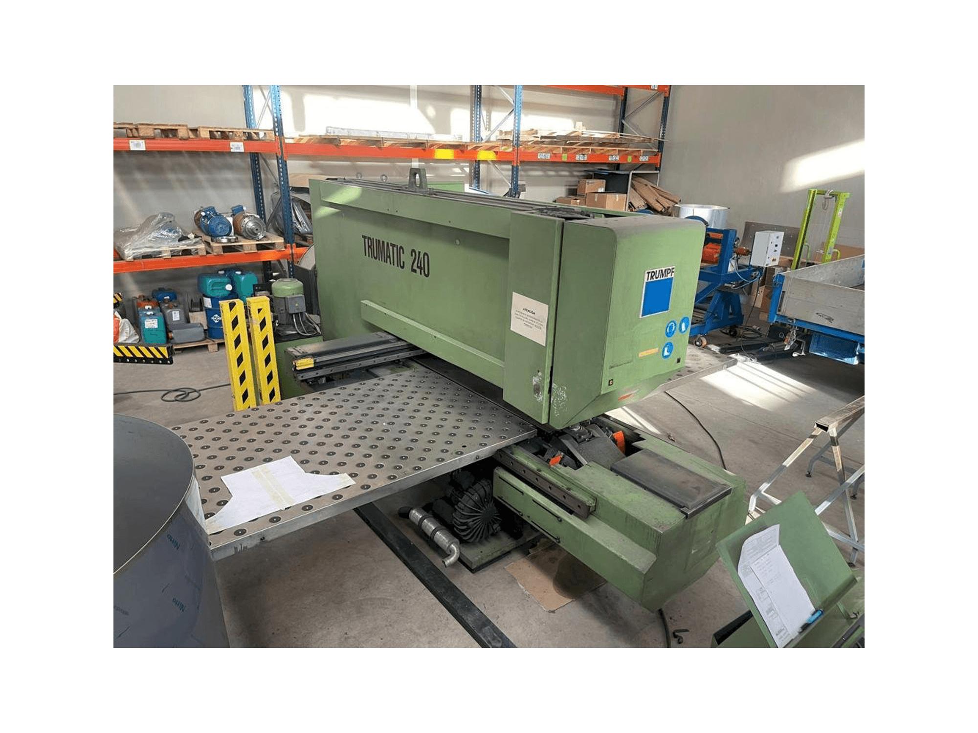 Vista frontal de la máquina Trumpf TRUMATIC 240