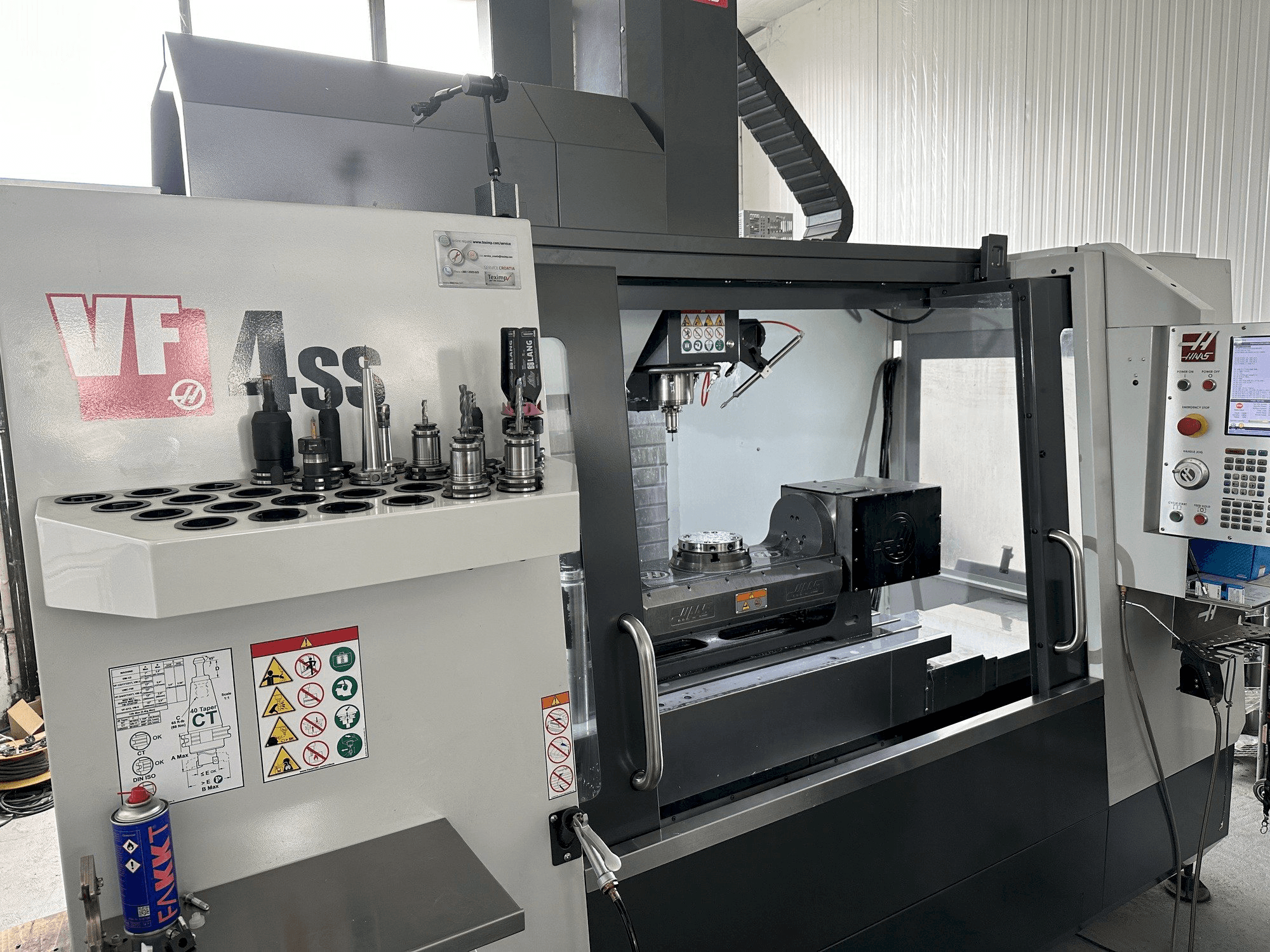Vista izquierda de la máquina HAAS VF-4SS