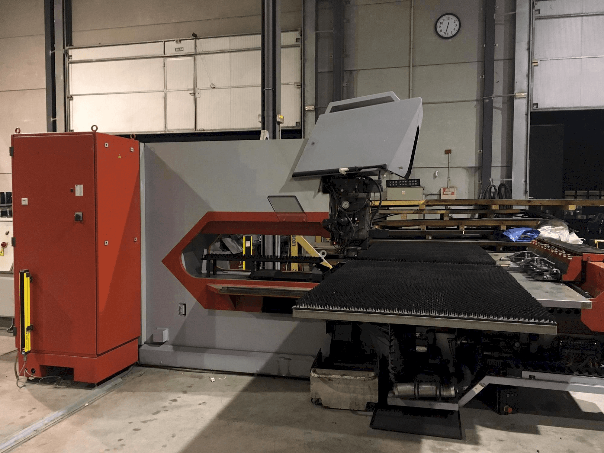 Vista frontal de la máquina Trumpf Trumatic 2000 R
