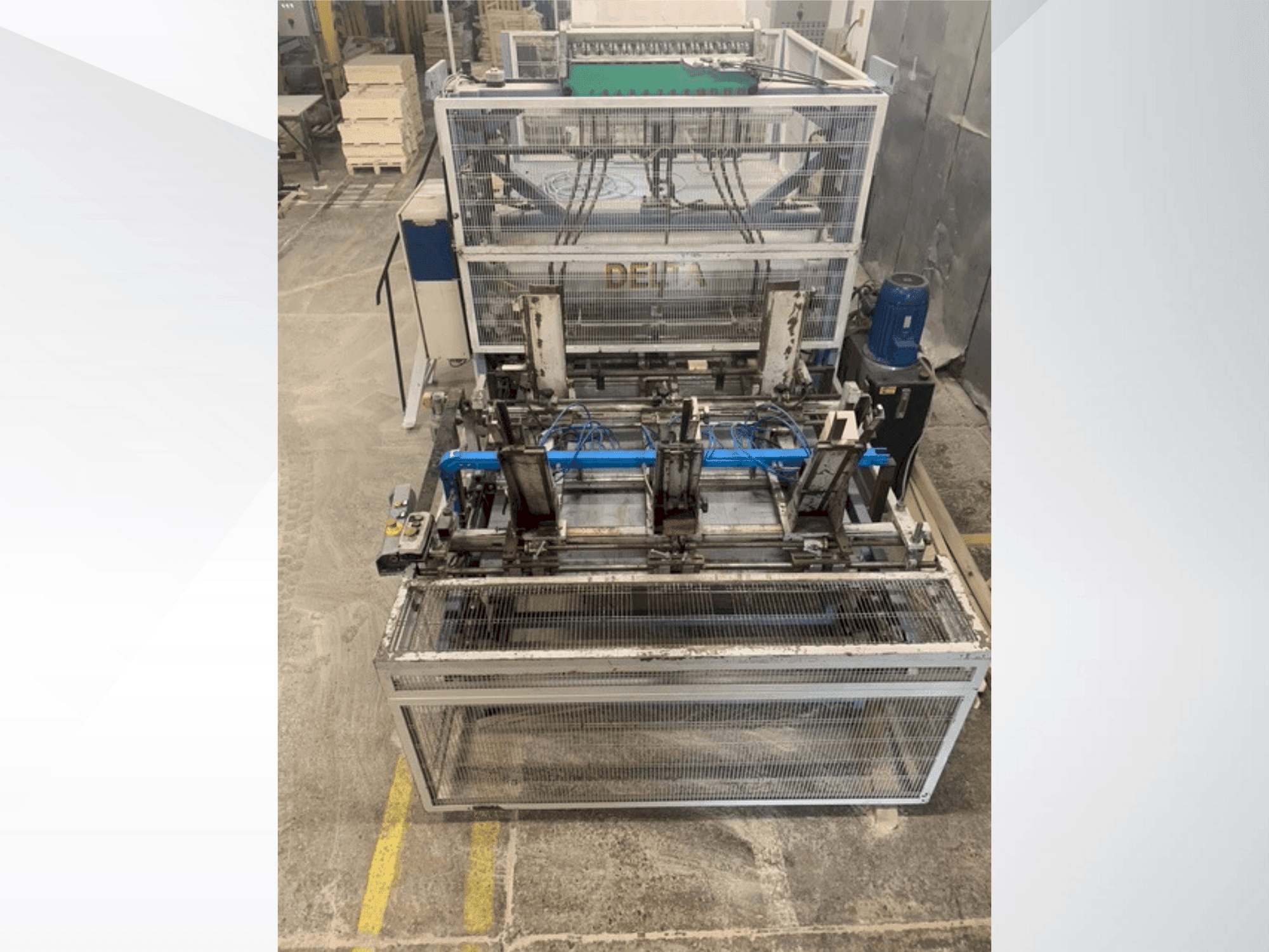 Vista frontal de la máquina DELTA pallet nailing machine line