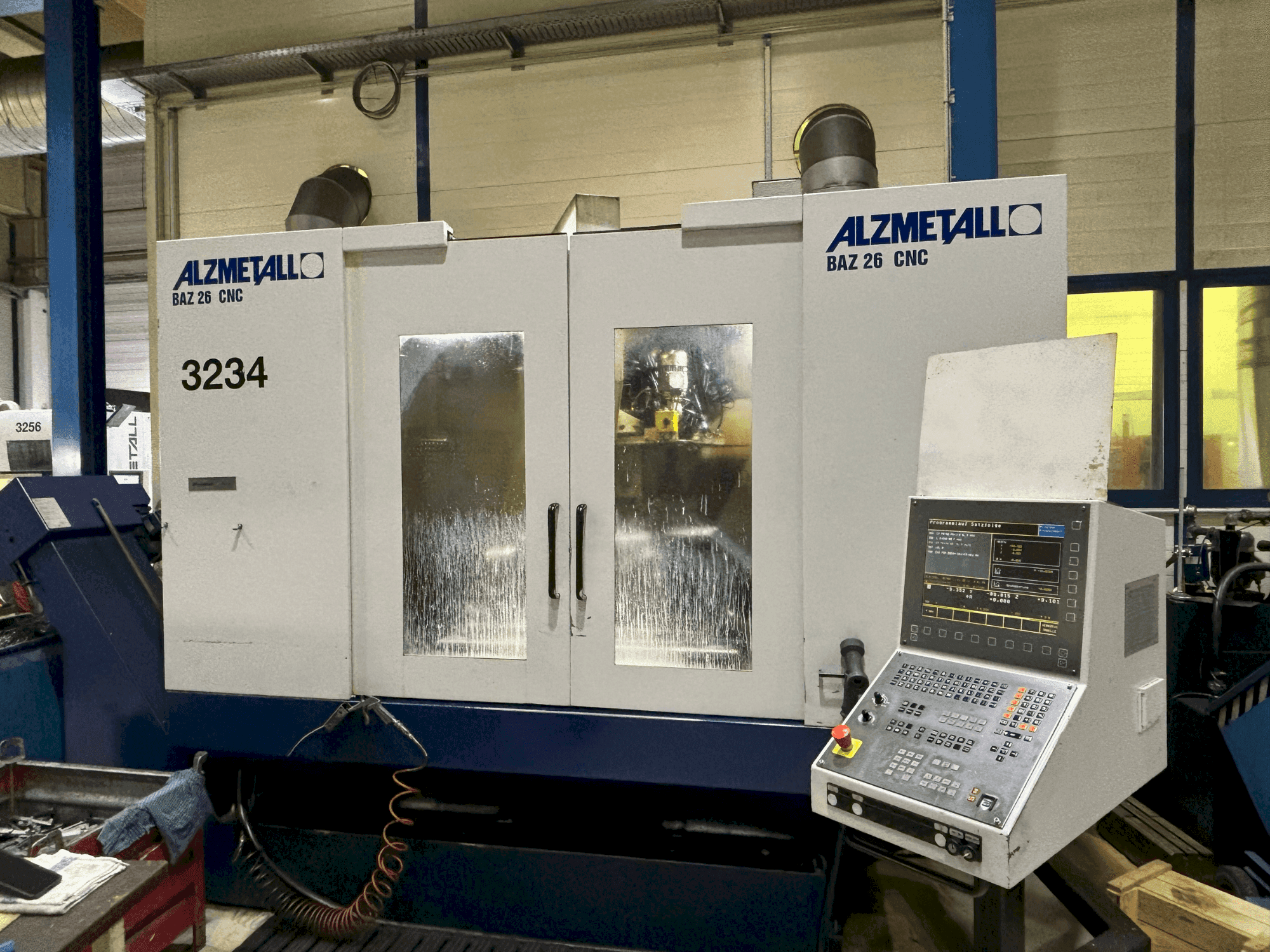 Vista frontal de la máquina Alzmetall BAZ 26
