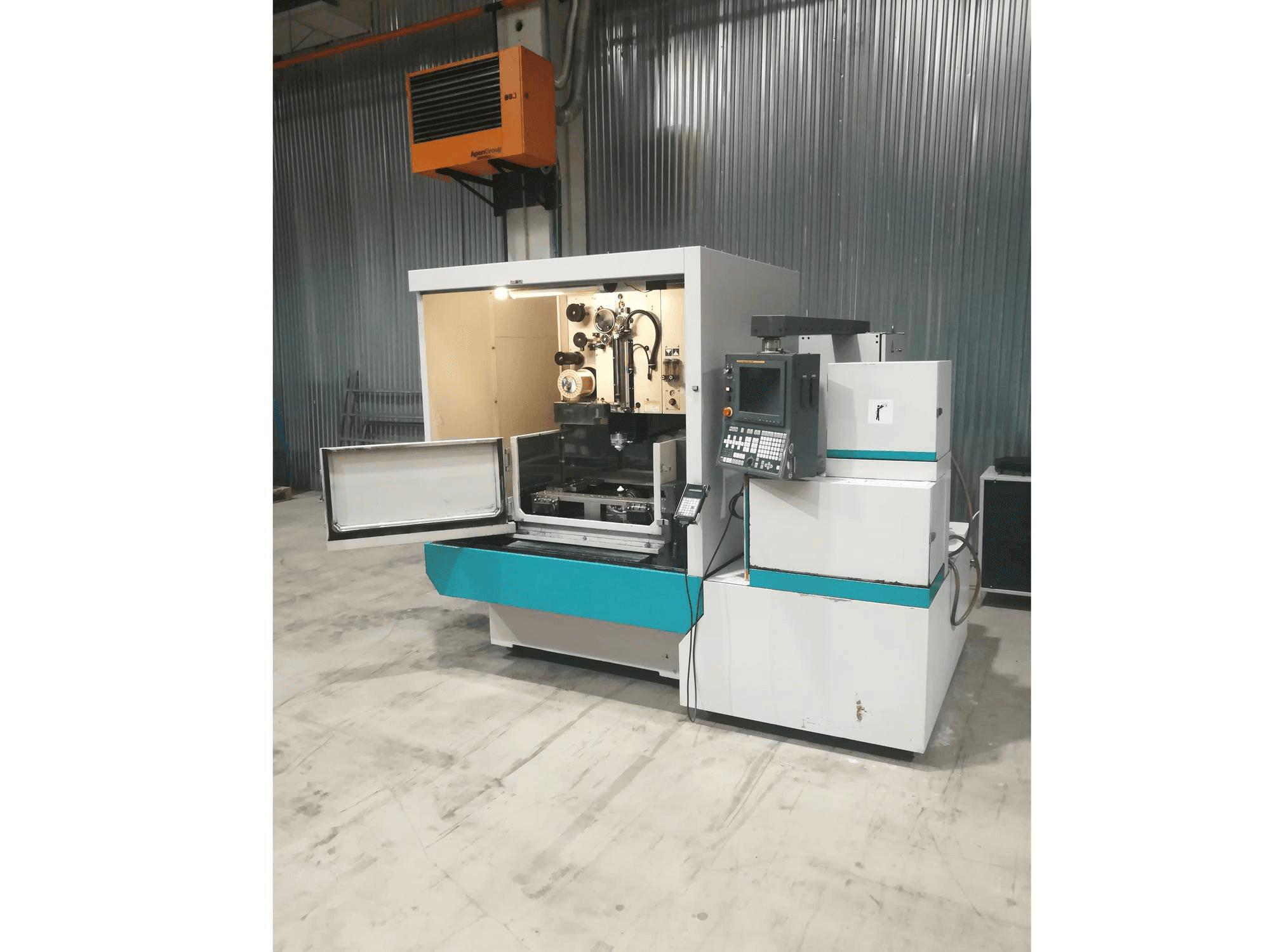 Vista frontal de la máquina FANUC 1iC