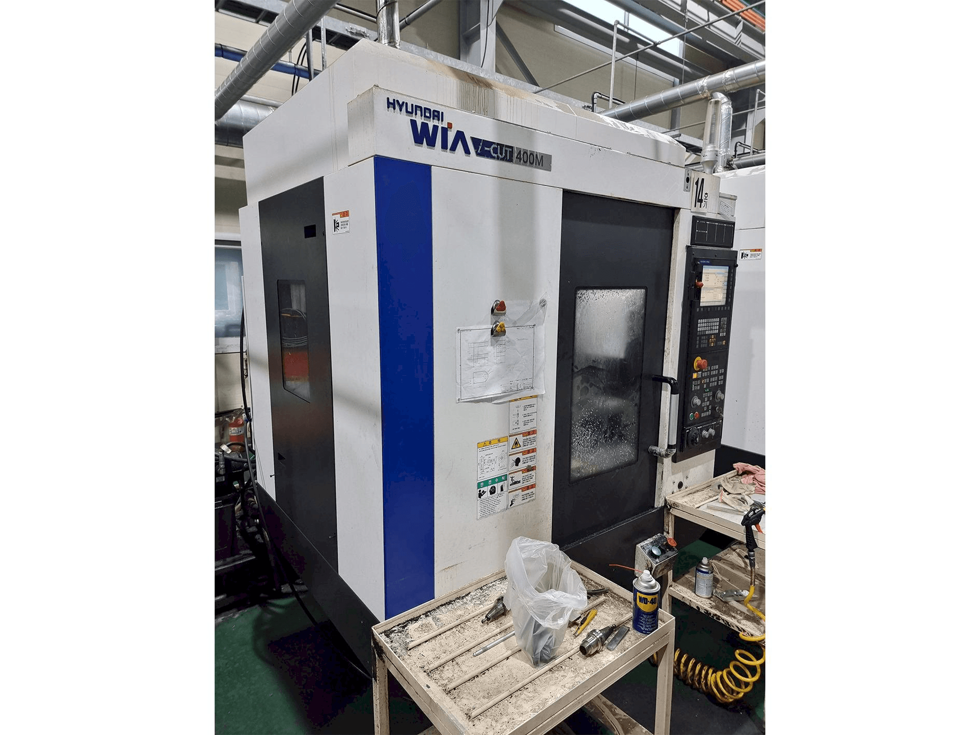 Vista frontal de la máquina Hyundai Wia i-CUT400M