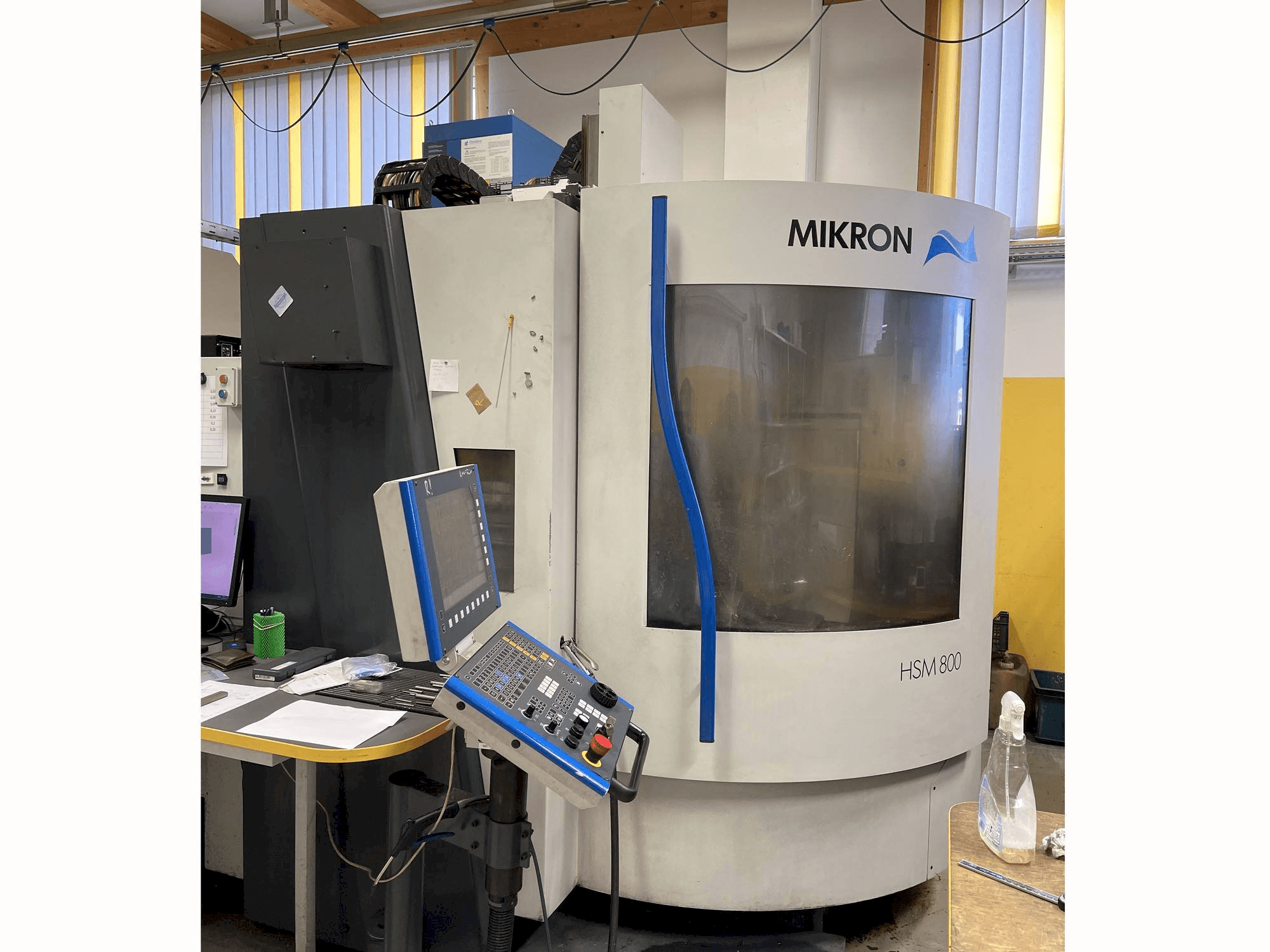 Vista frontal de la máquina MIKRON HSM800