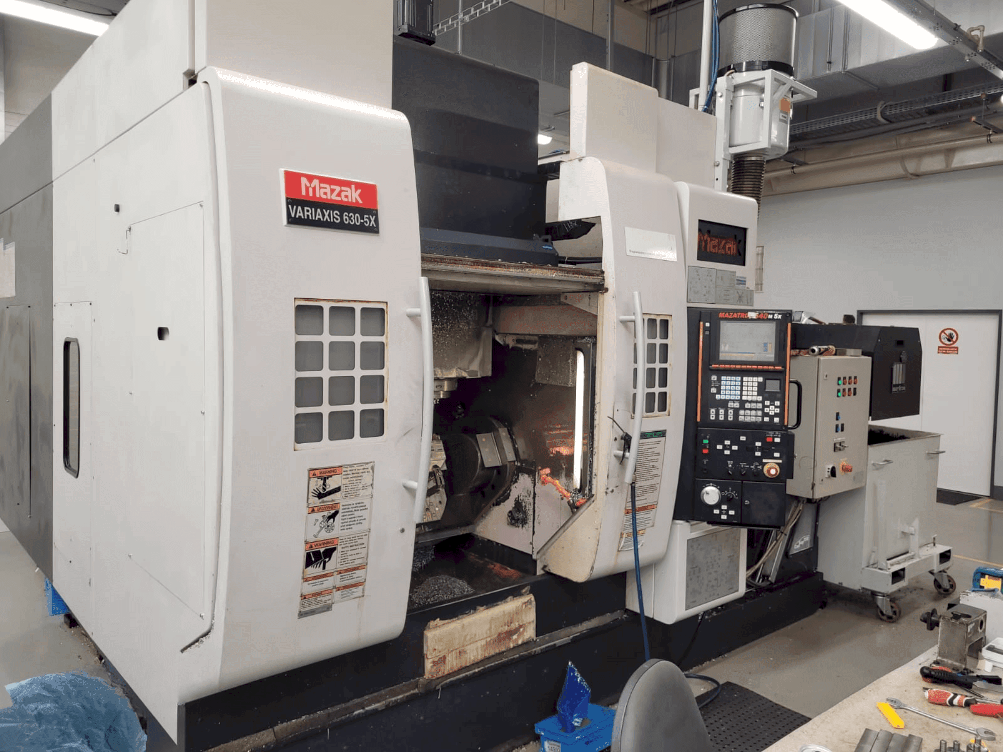 Vista frontal de la máquina Mazak Variaxis 630-5X