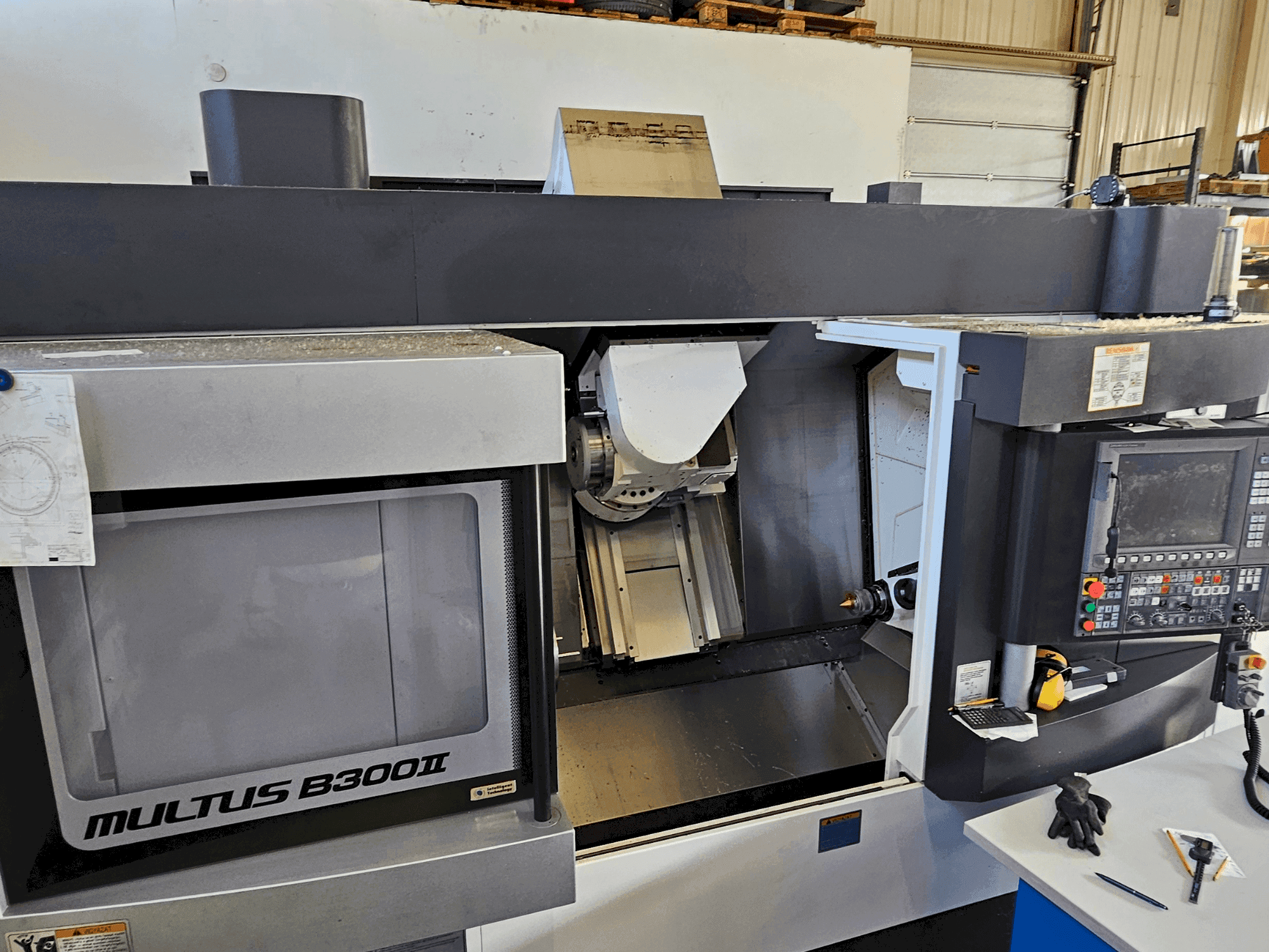 Vista frontal de la máquina Okuma Multus B300 II
