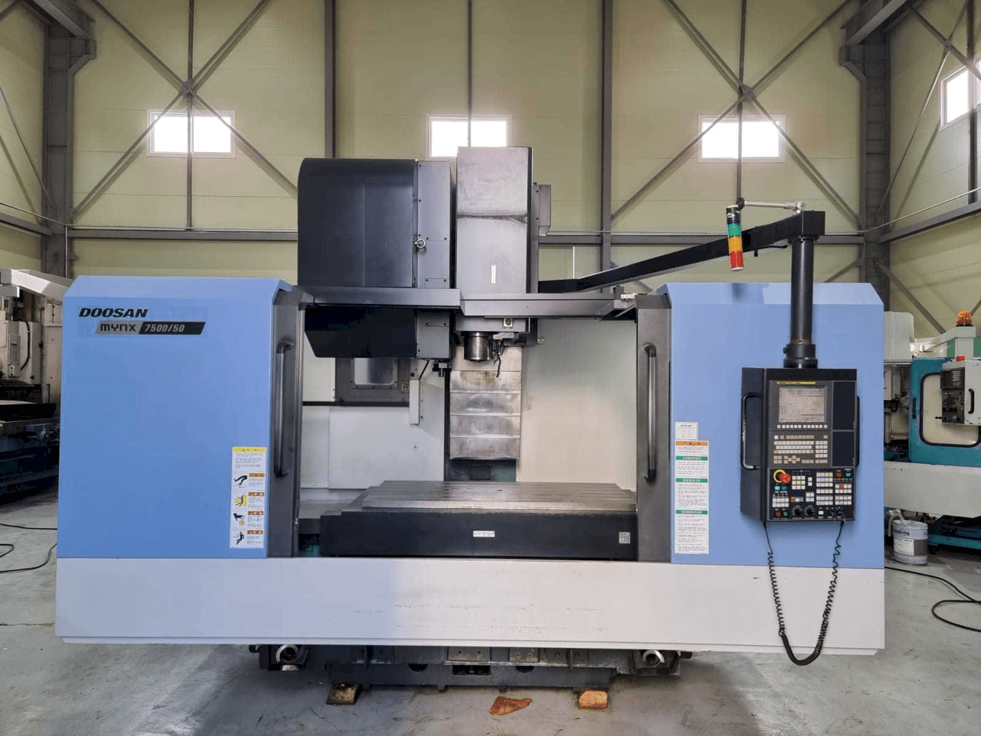 Vista frontal de la máquina Doosan Mynx 7500/50