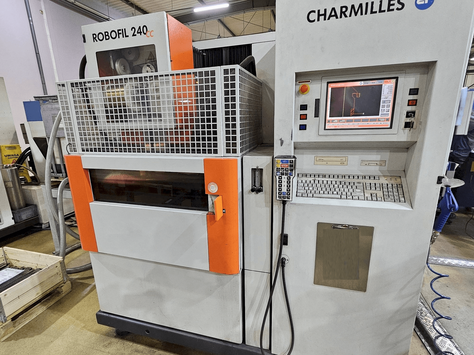 Vista frontal de la máquina CHARMILLES ROBOFIL 240 CC