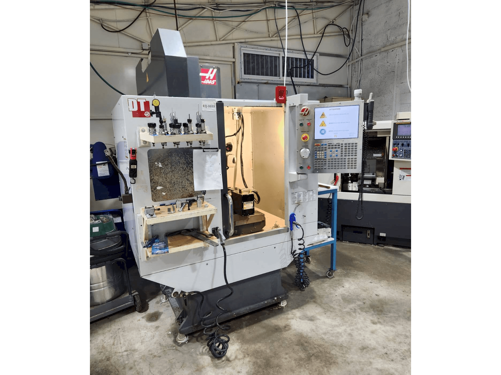 Vista frontal de la máquina HAAS DT-1