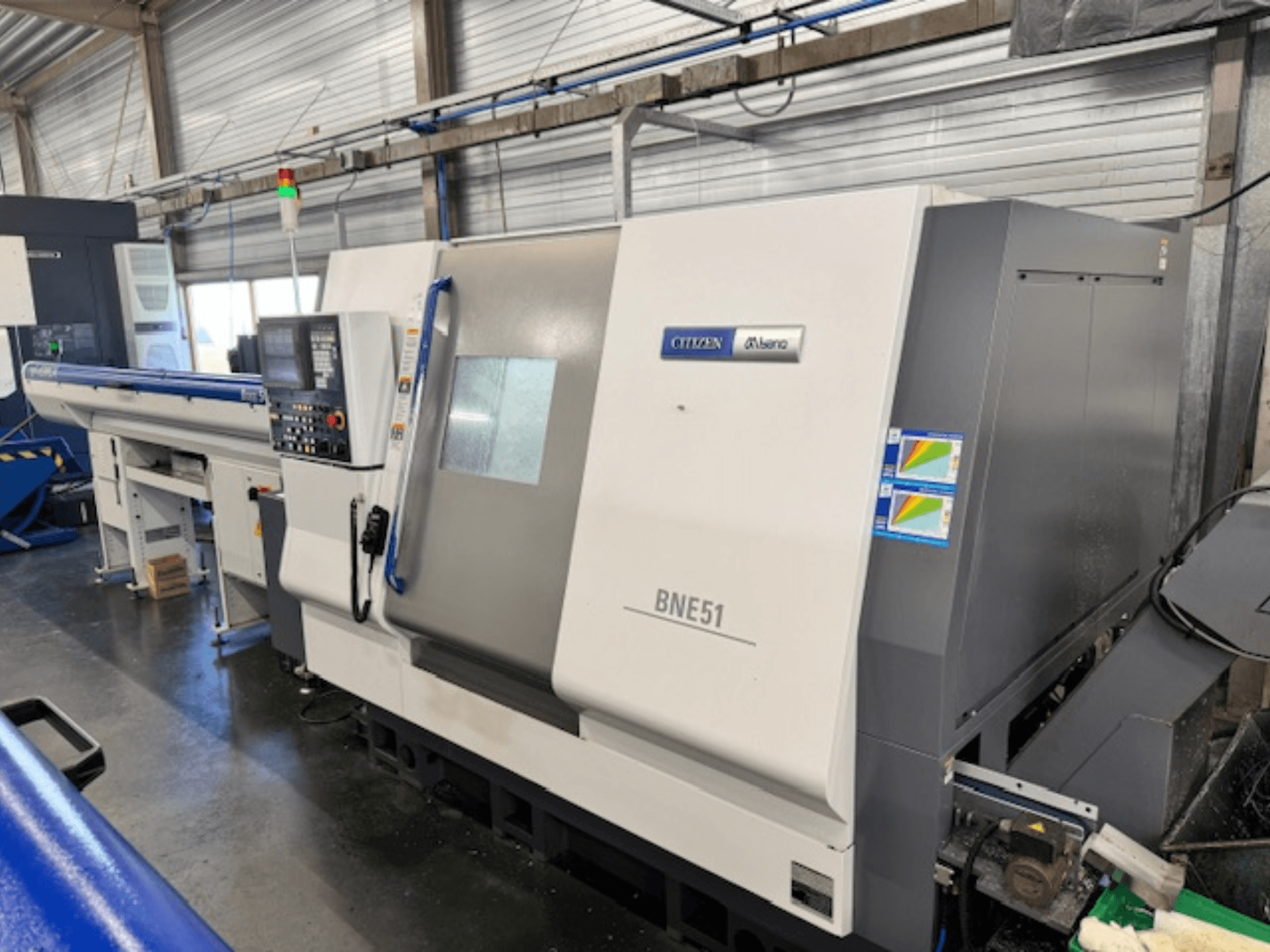 Tornero horizontal Citizen BNE-51MSY, vista lateral con panel de control y mecanismo de alimentación.