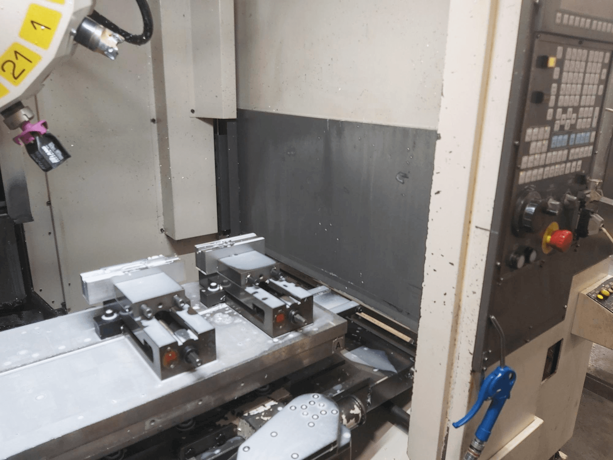 Vista frontal de la máquina FANUC Robodrill Alpha T21iE