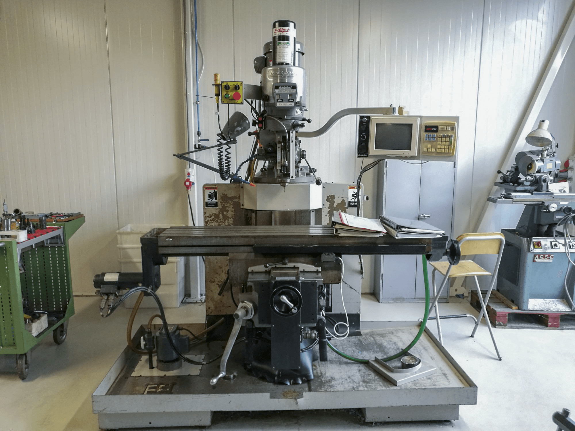 Vista frontal de la máquina Bridgeport EZ TRAK DX II