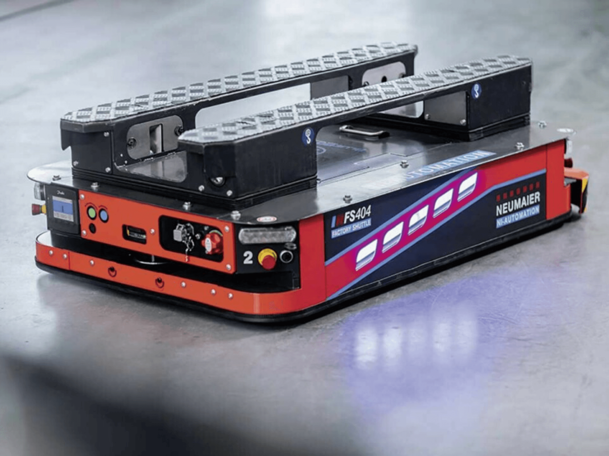 NEUMAIER AGV Factory Shuttle FS404, sistema de manipulación de palés de perfil bajo, vista lateral que muestra las ruedas, los controles y las características de seguridad.