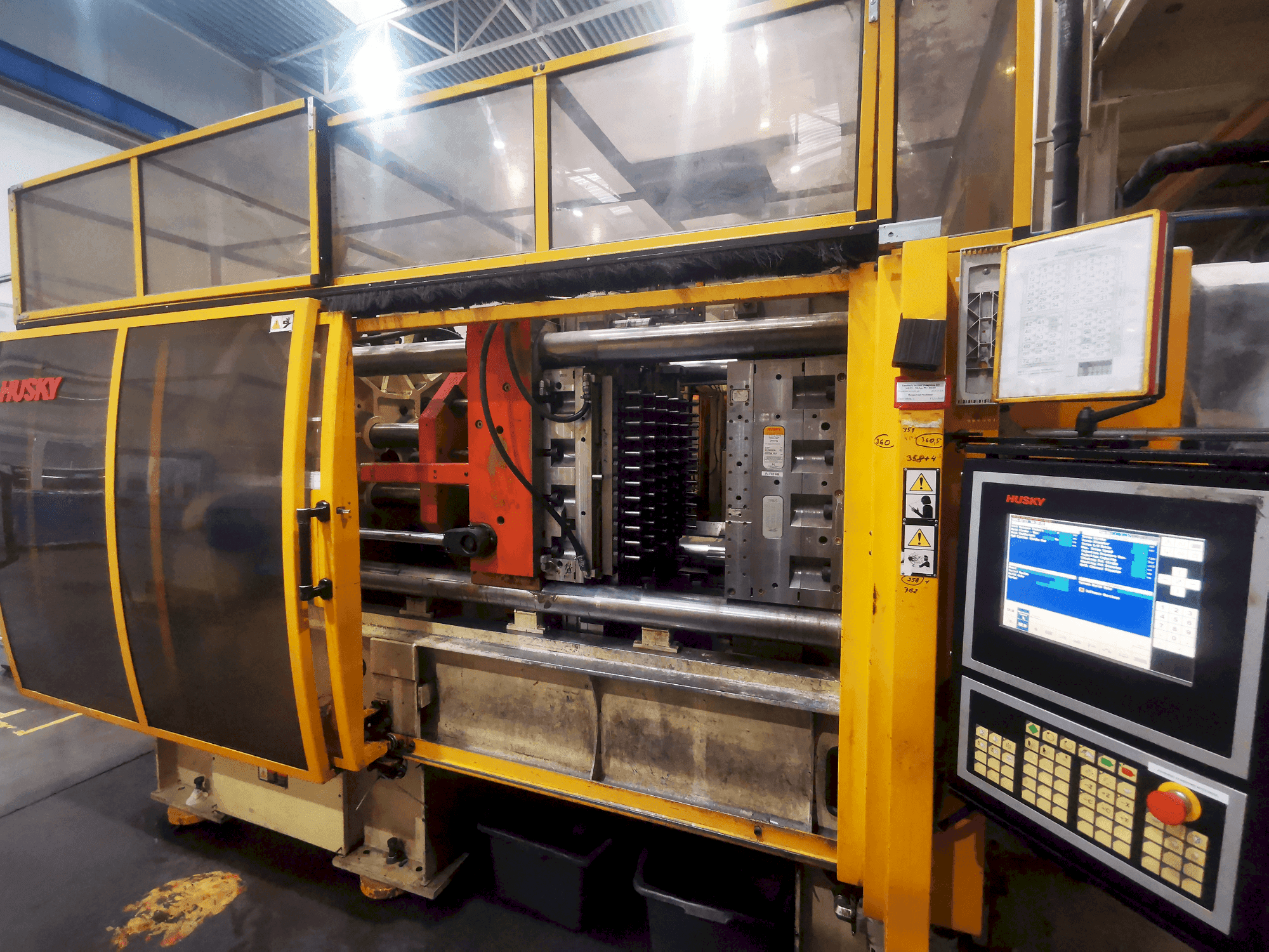 Vista frontal de la máquina Husky GL 300PET P100/110 E12O