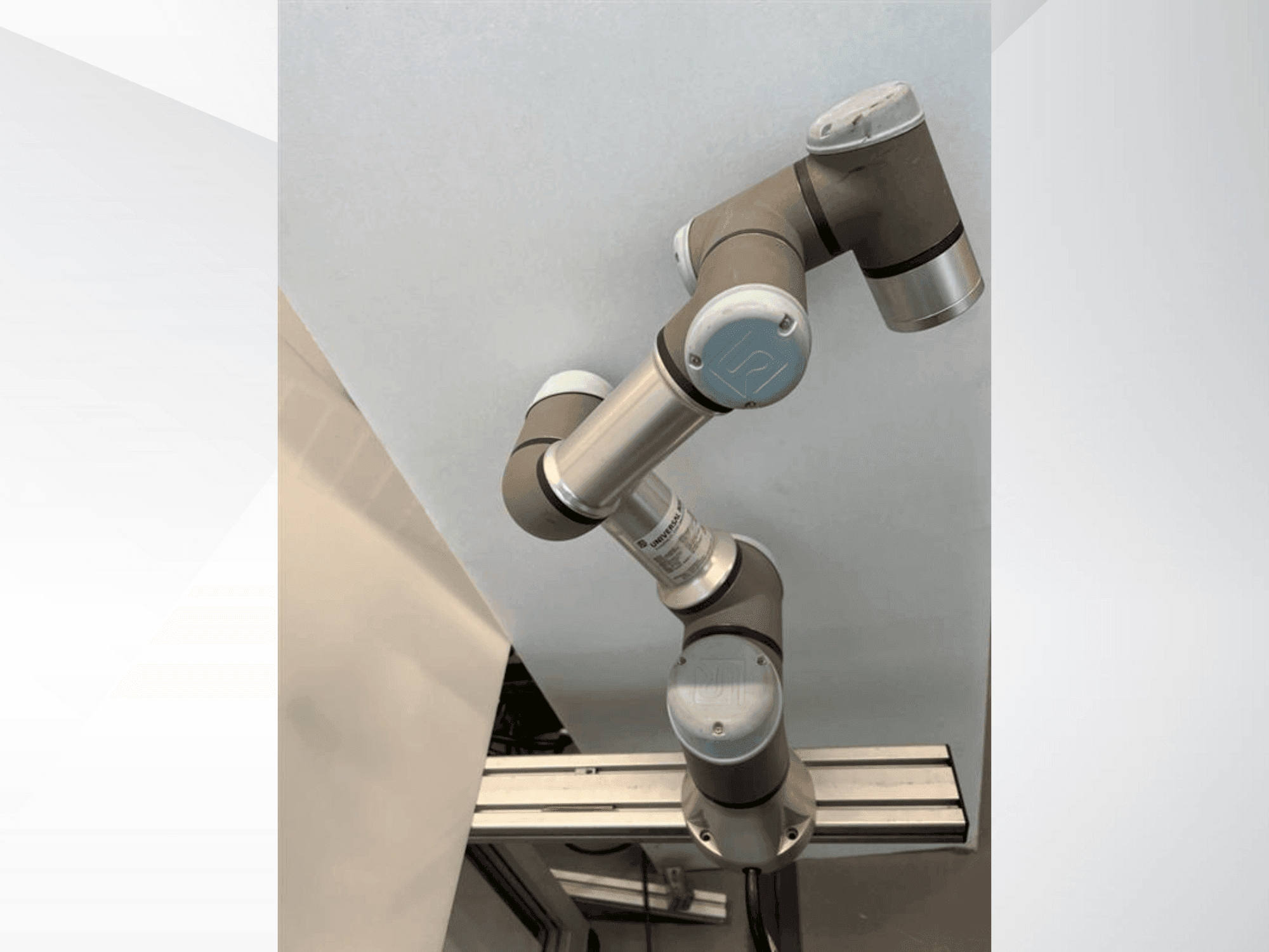 Vista frontal de la máquina Universal Robots UR-3e