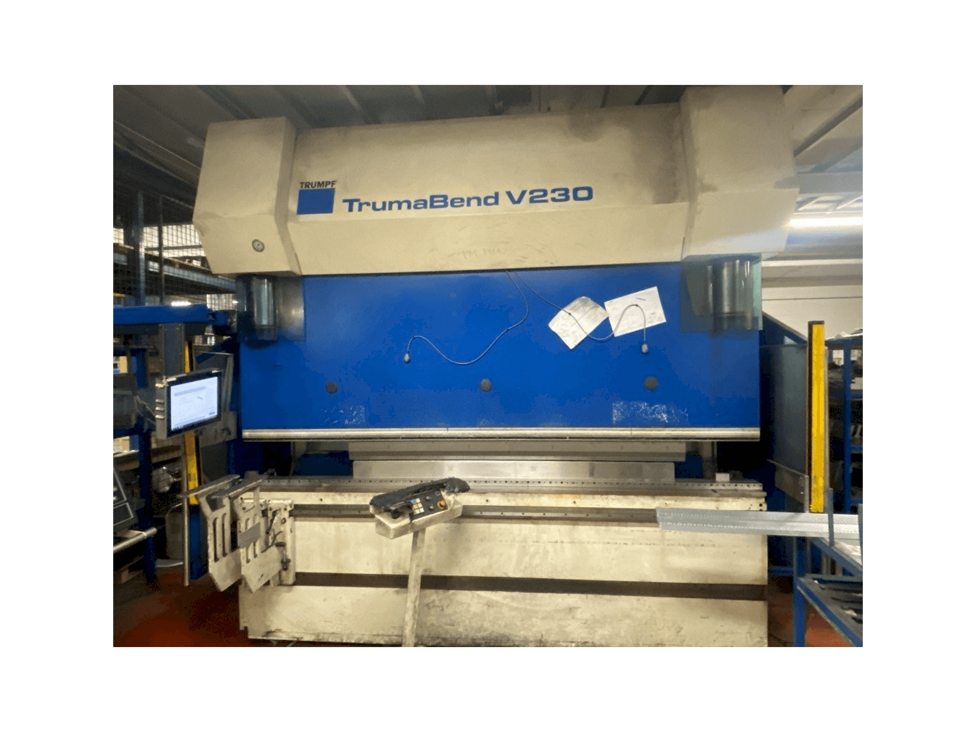 Vista frontal de la máquina Trumpf TrumaBend V230