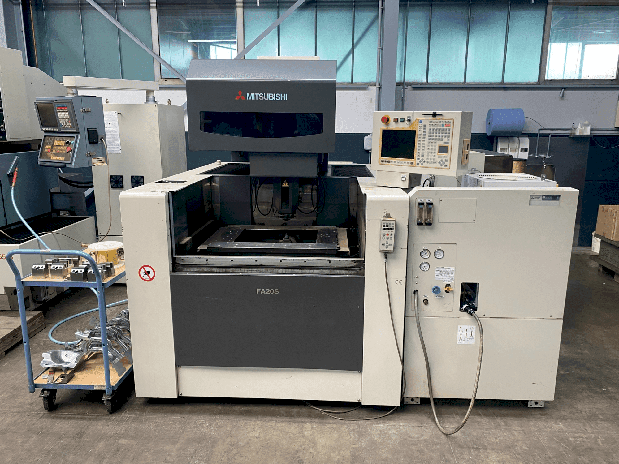 Vista frontal de la máquina Mitsubishi FA 20 SM