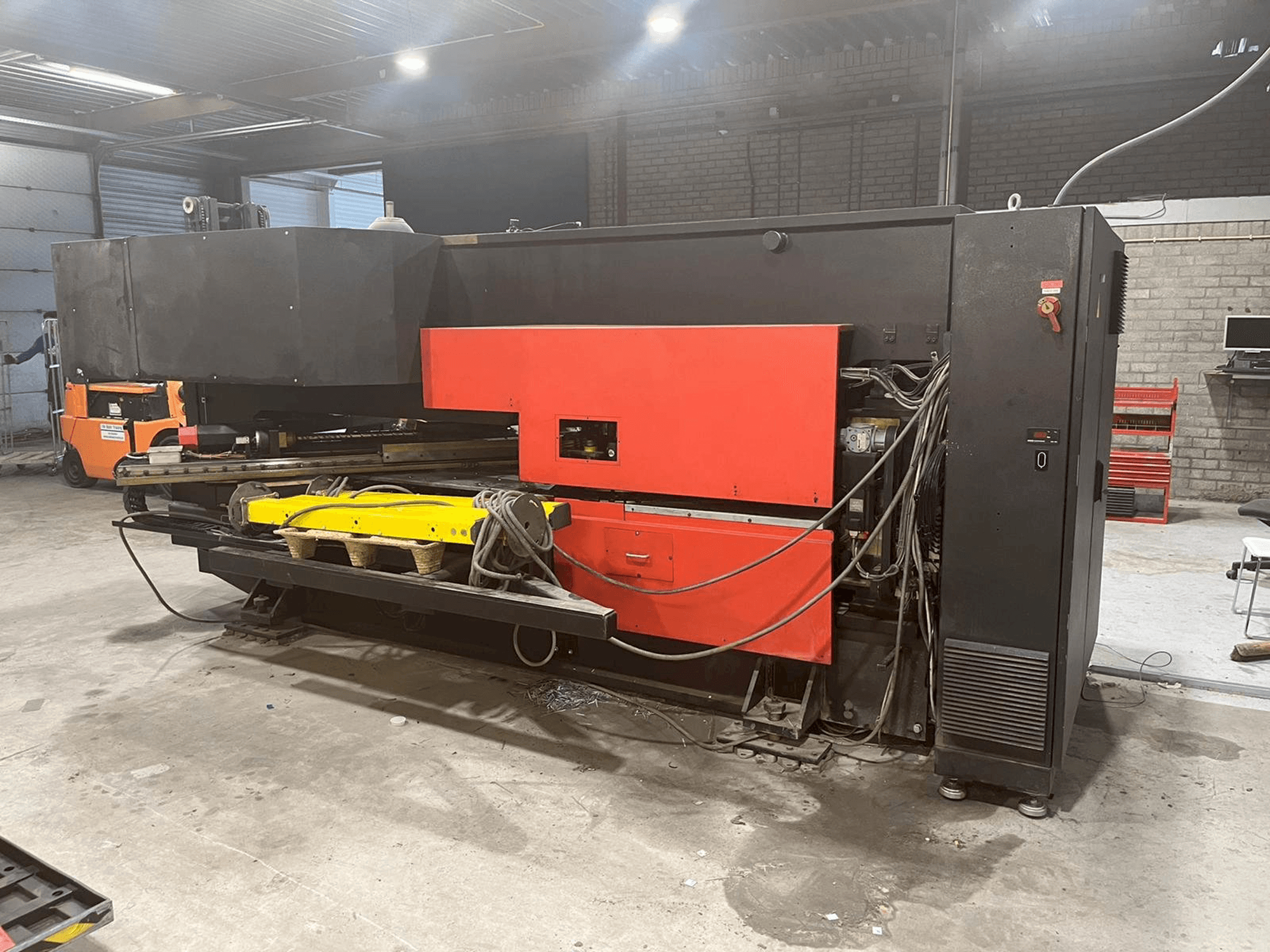 Vista frontal de la máquina AMADA Arcade 212