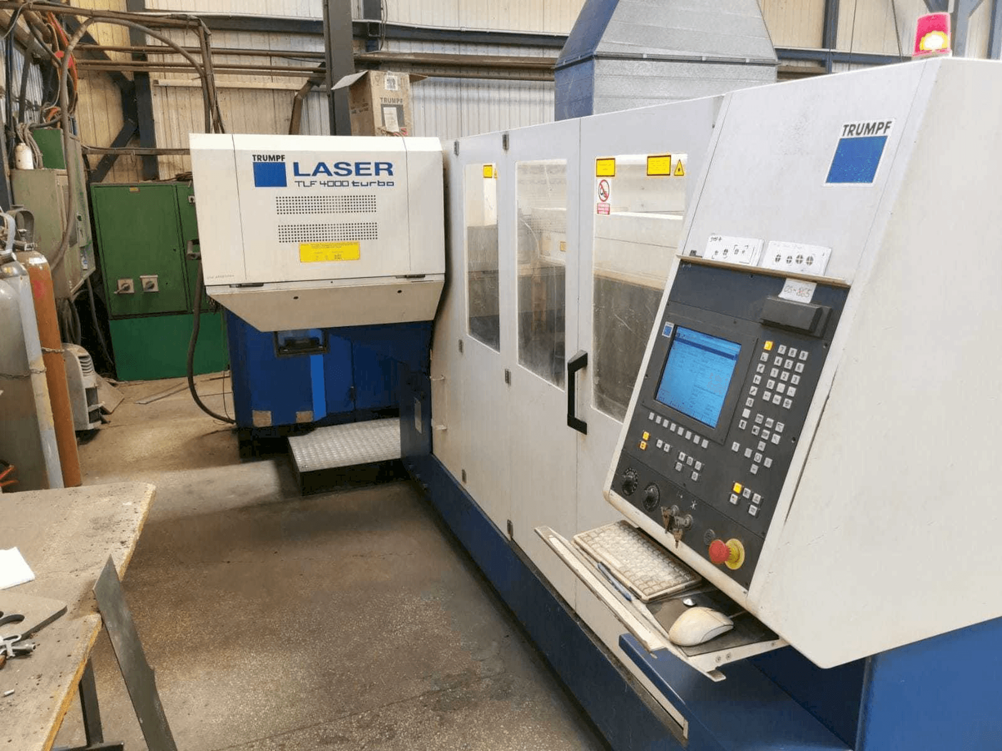 Vista frontal de la máquina Trumpf L4030