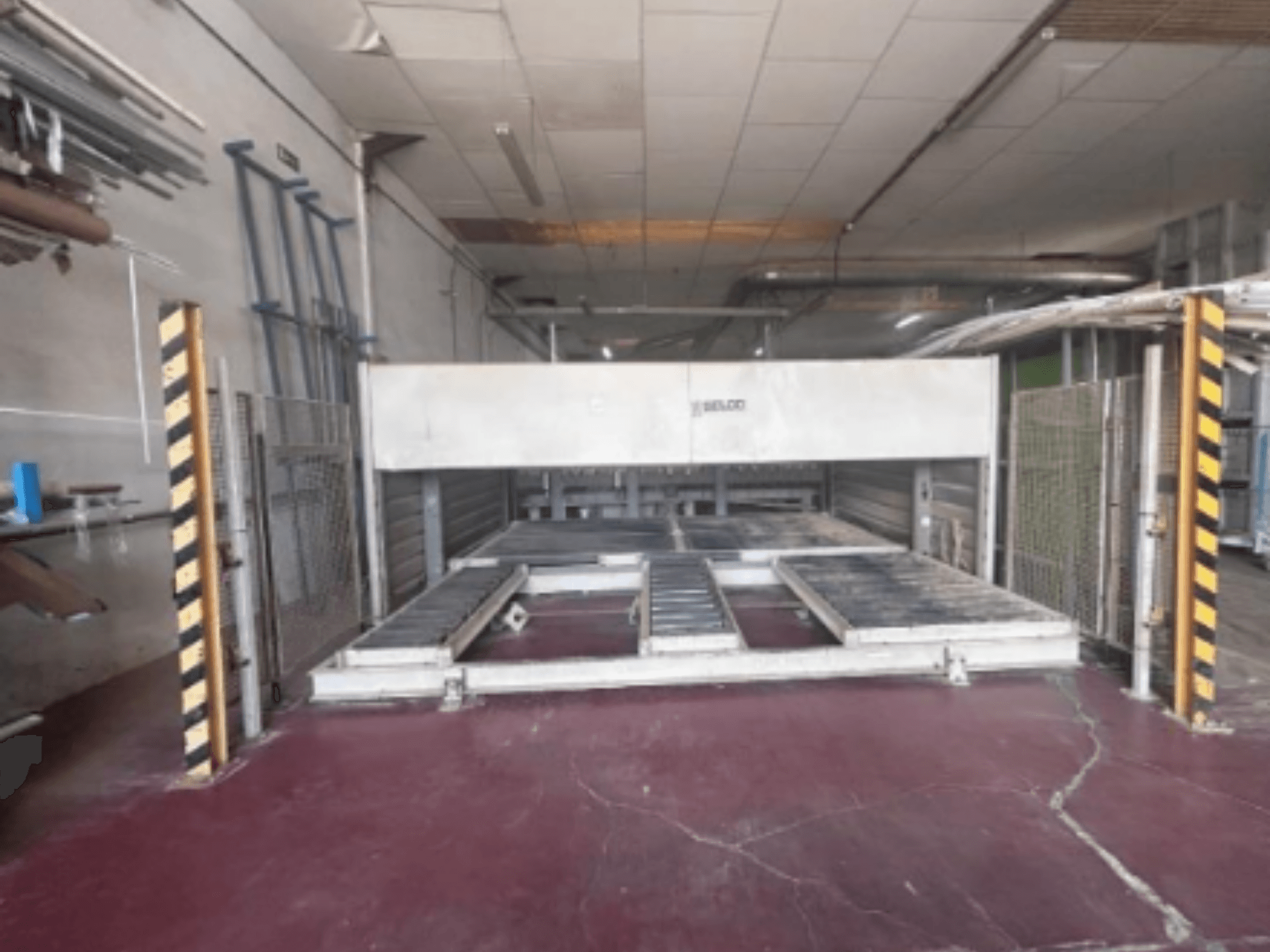 Sierra de paneles BIESSE Selco WNTR 600 vista desde delante, con mesa de corte y barreras de seguridad en un entorno industrial.