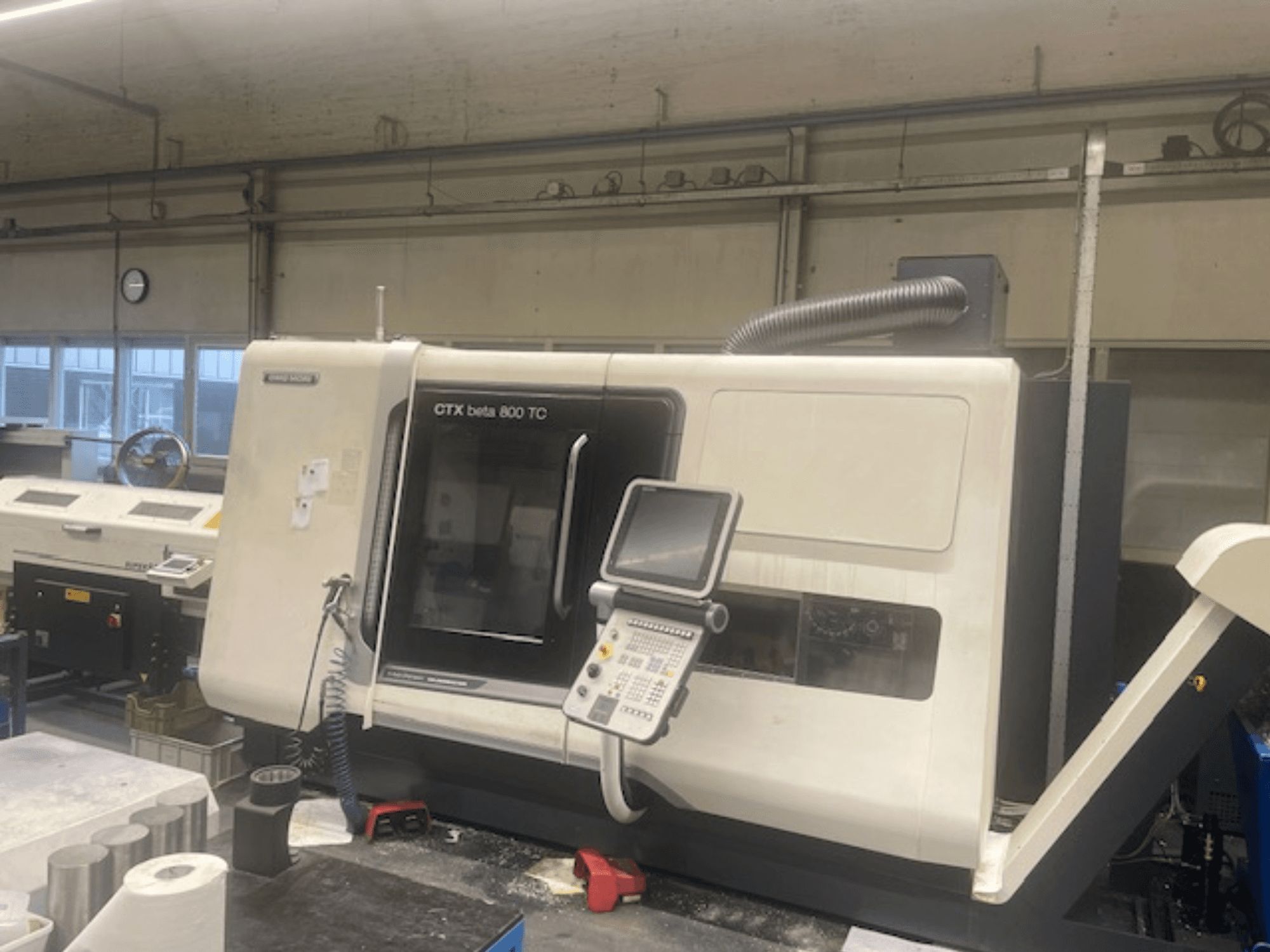 Máquina CTX beta 800 TC en un taller; vista frontal que muestra el panel de control y el sistema de extracción de polvo.