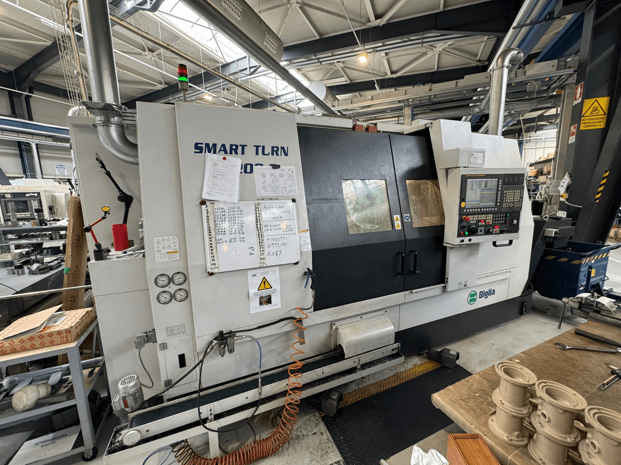 Centro de torneado y fresado Biglia Smart Turn B1200S en un taller, con panel de control, medidores e indicadores de seguridad.
