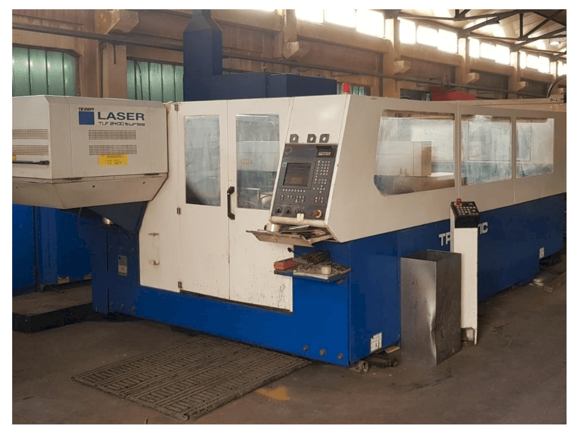 Vista frontal de la máquina Trumpf Trumatic L3030