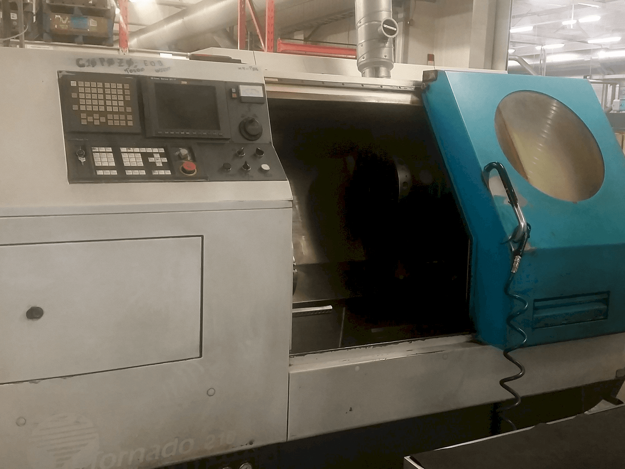 Vista frontal de la máquina 600 Lathes Tornado 210