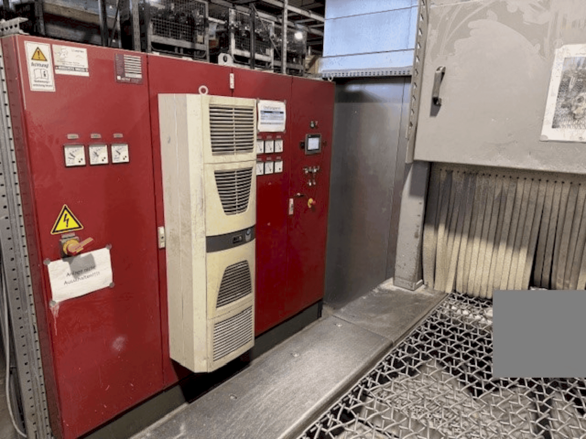 Vista frontal de la máquina AGTOS blasting system