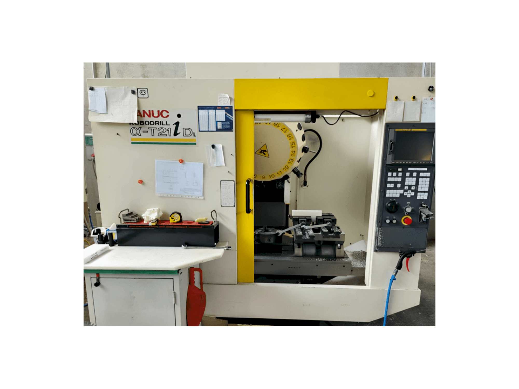 Vista frontal de la máquina FANUC Robodrill Alpha T21iD