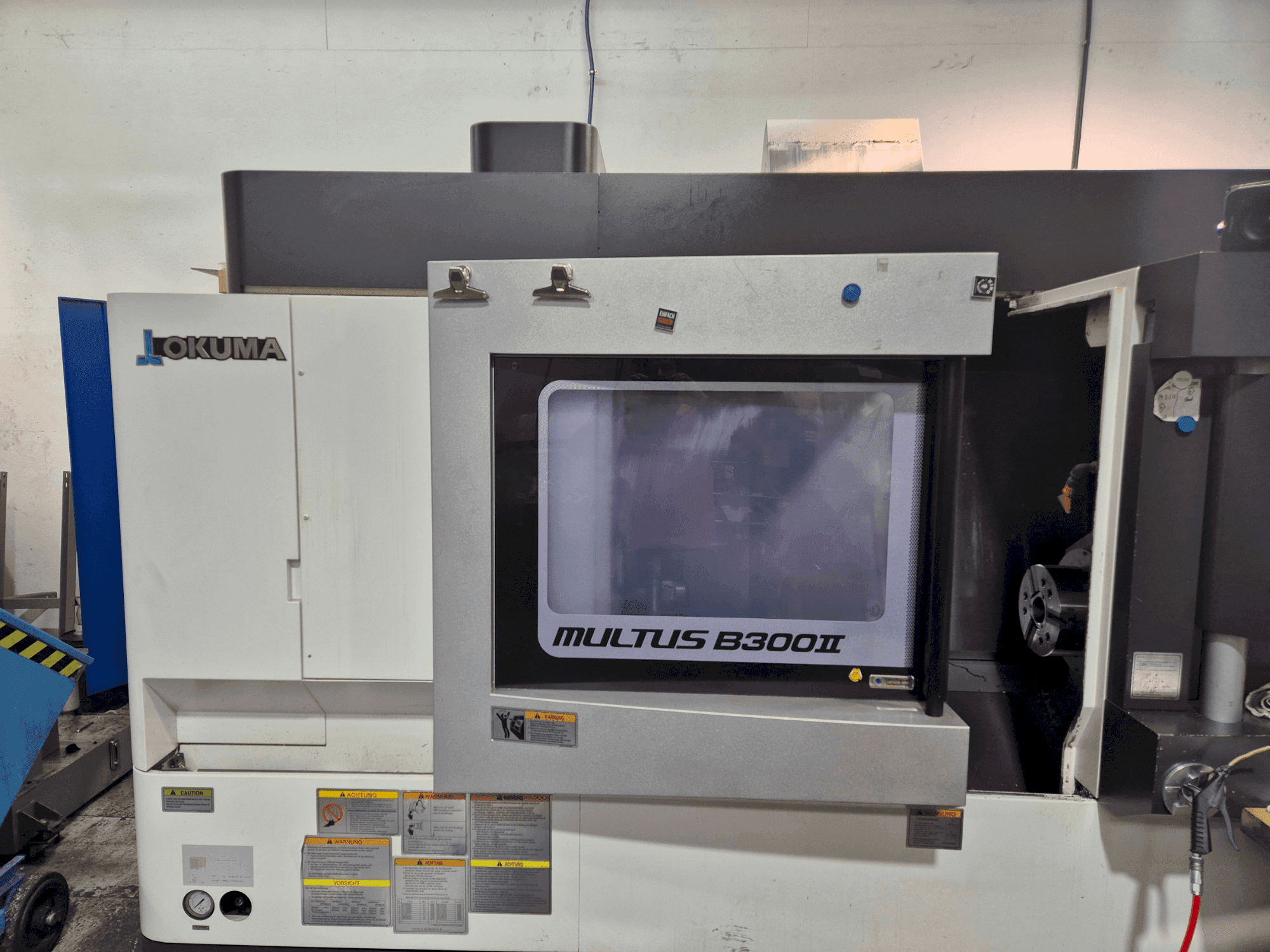 Vista frontal de la máquina Okuma Multus B300 II