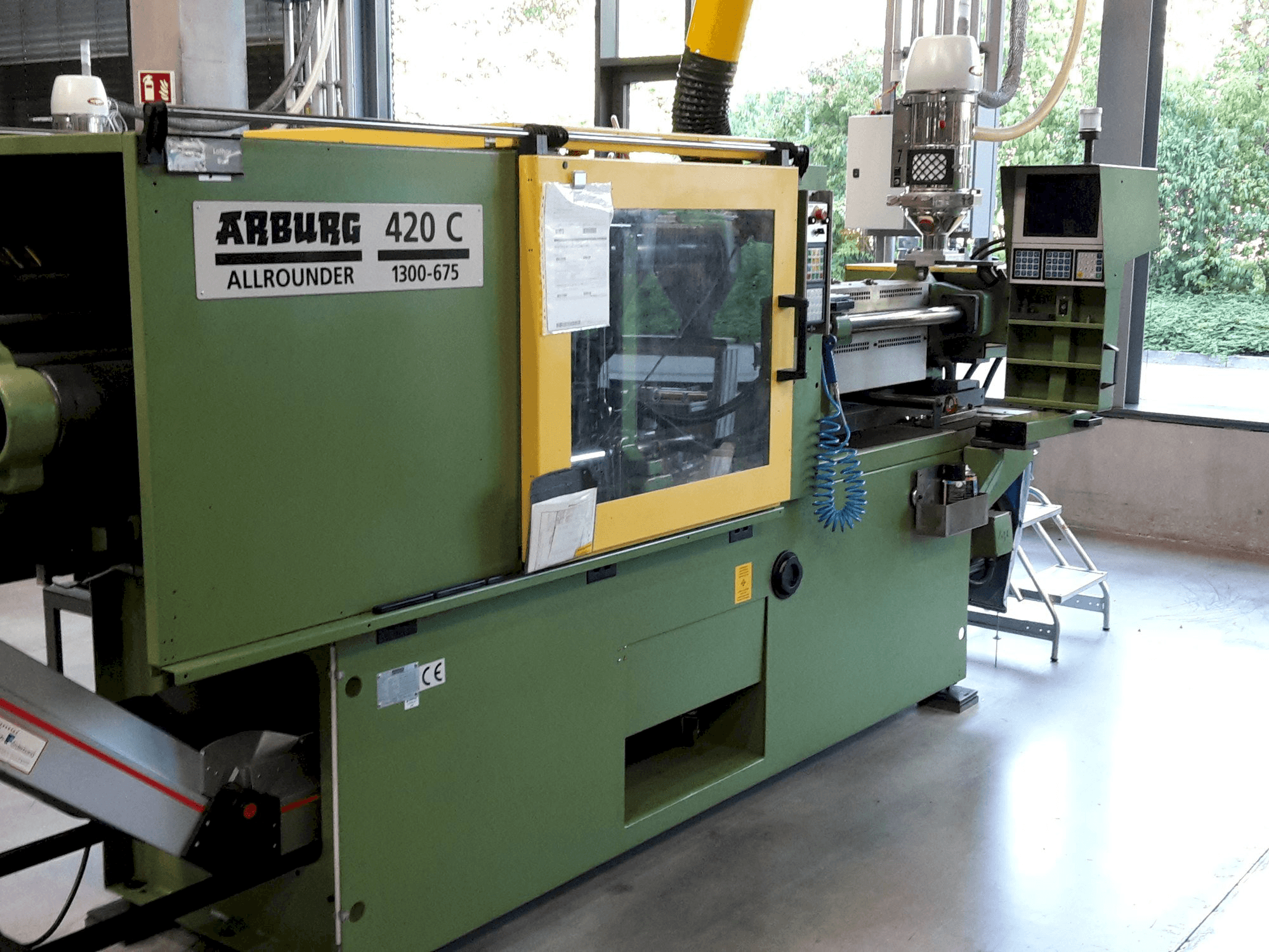 Vista frontal de la máquina Arburg Allrounder 420 C 1300 - 675