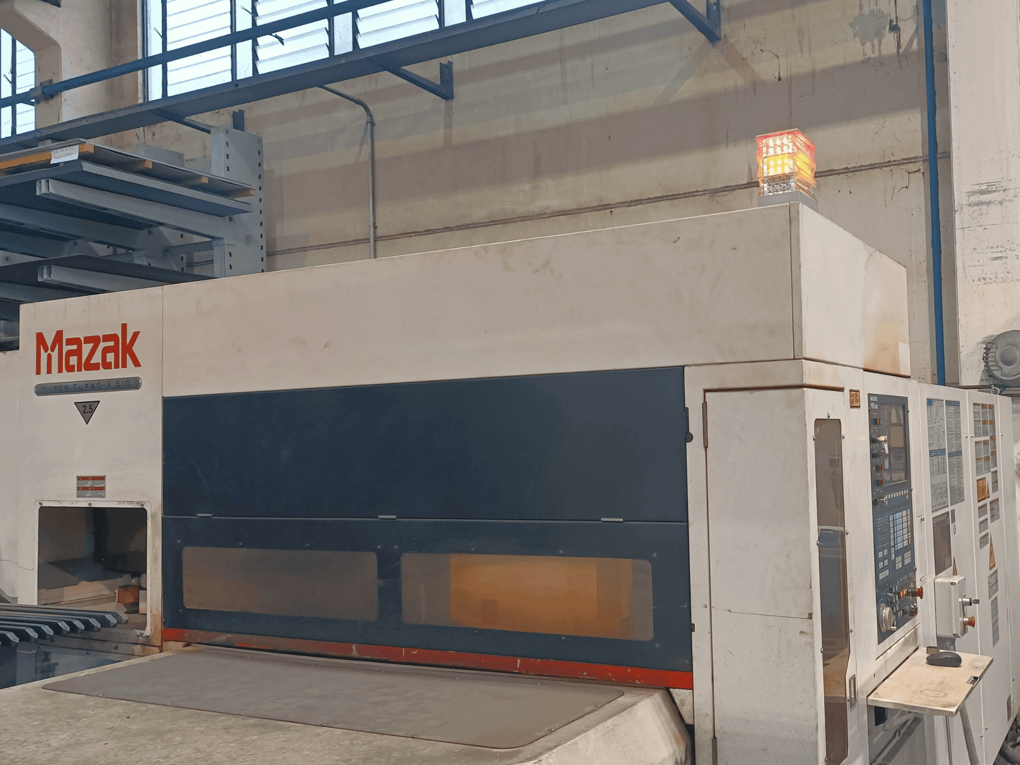 Vista frontal de la máquina Mazak MAZAK HTX510