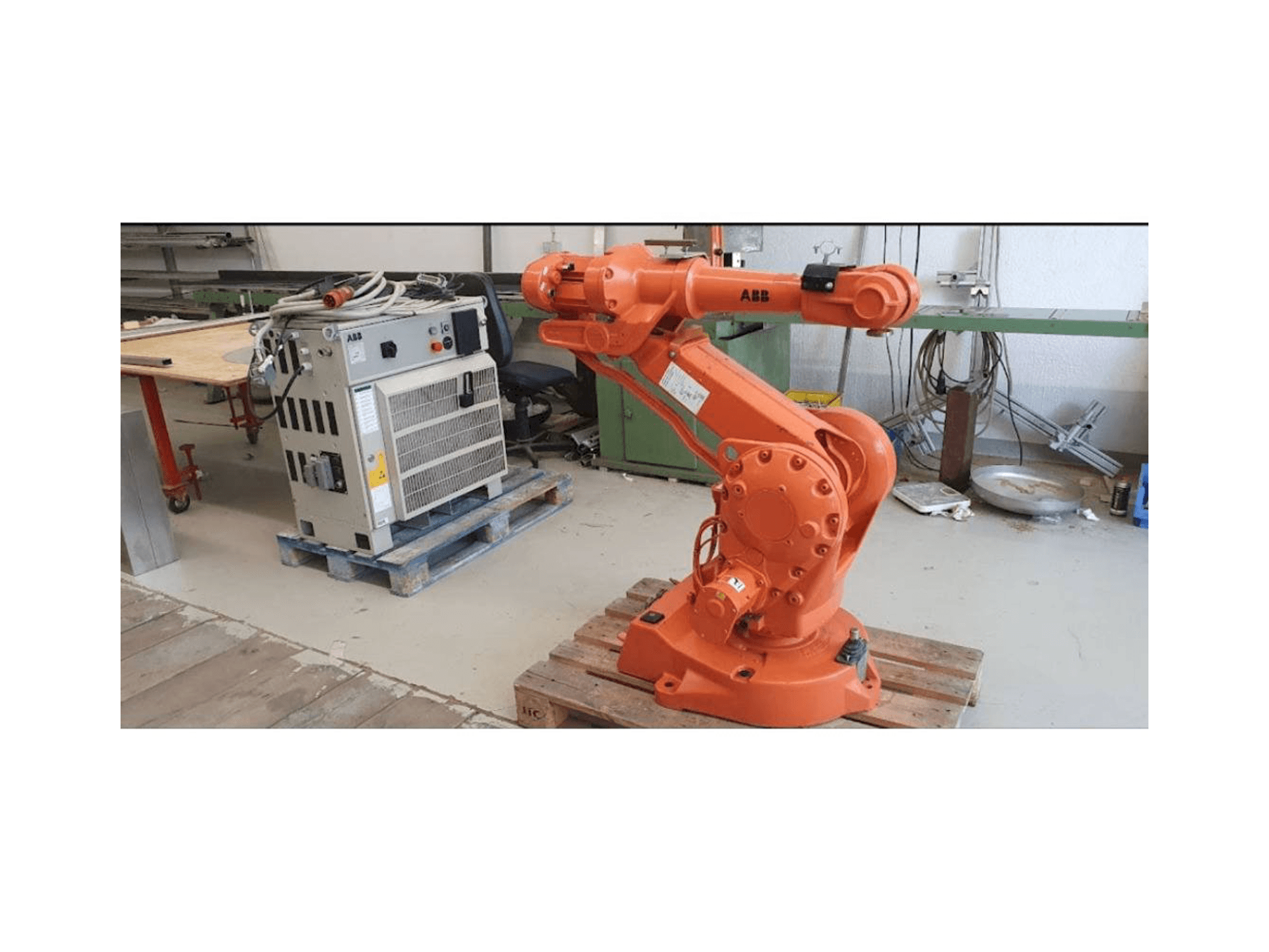 Vista frontal de la máquina ABB IRB 2400 M2000