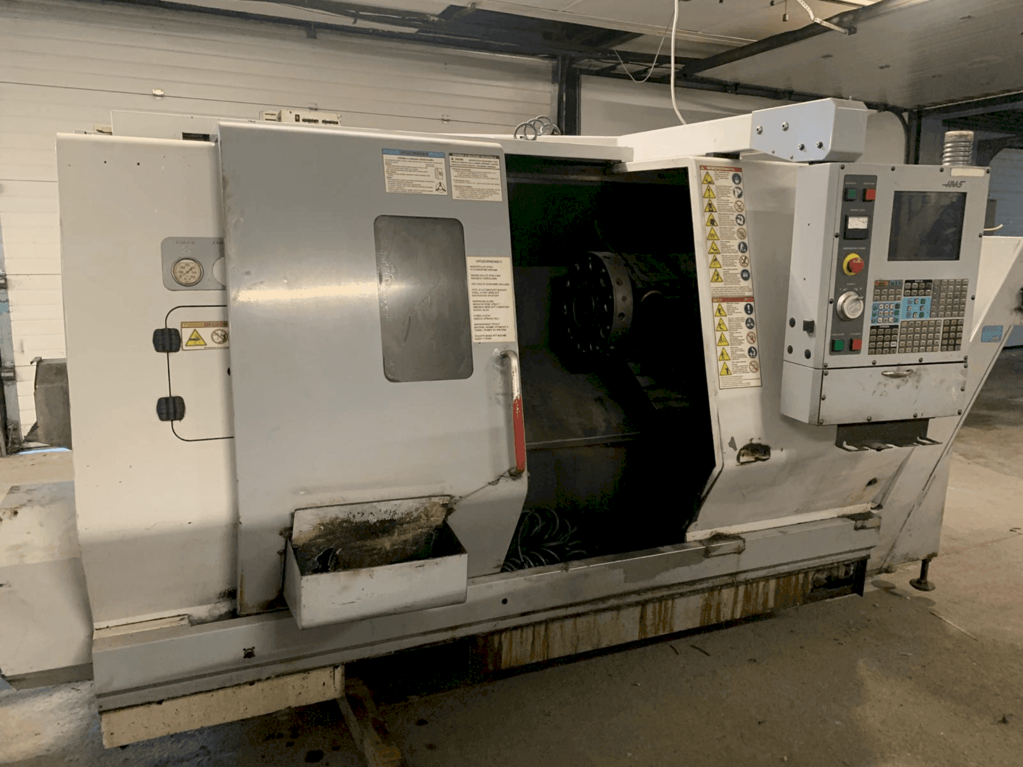Vista frontal de la máquina HAAS SL-20HE