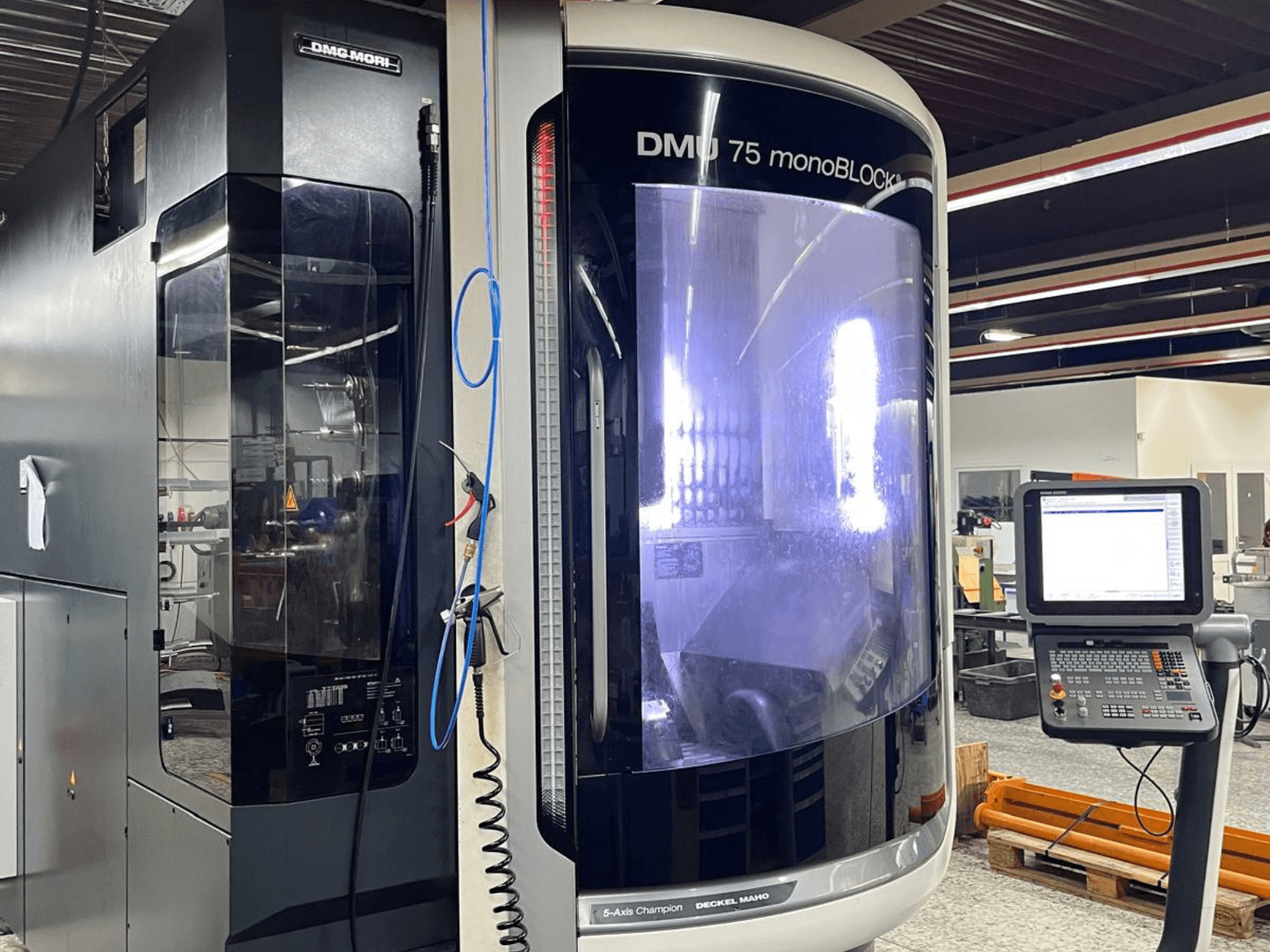 Centro de mecanizado universal DMG MORI DMU 75 MonoBlock, vista frontal, mostrando el panel de control y la carcasa distintiva.