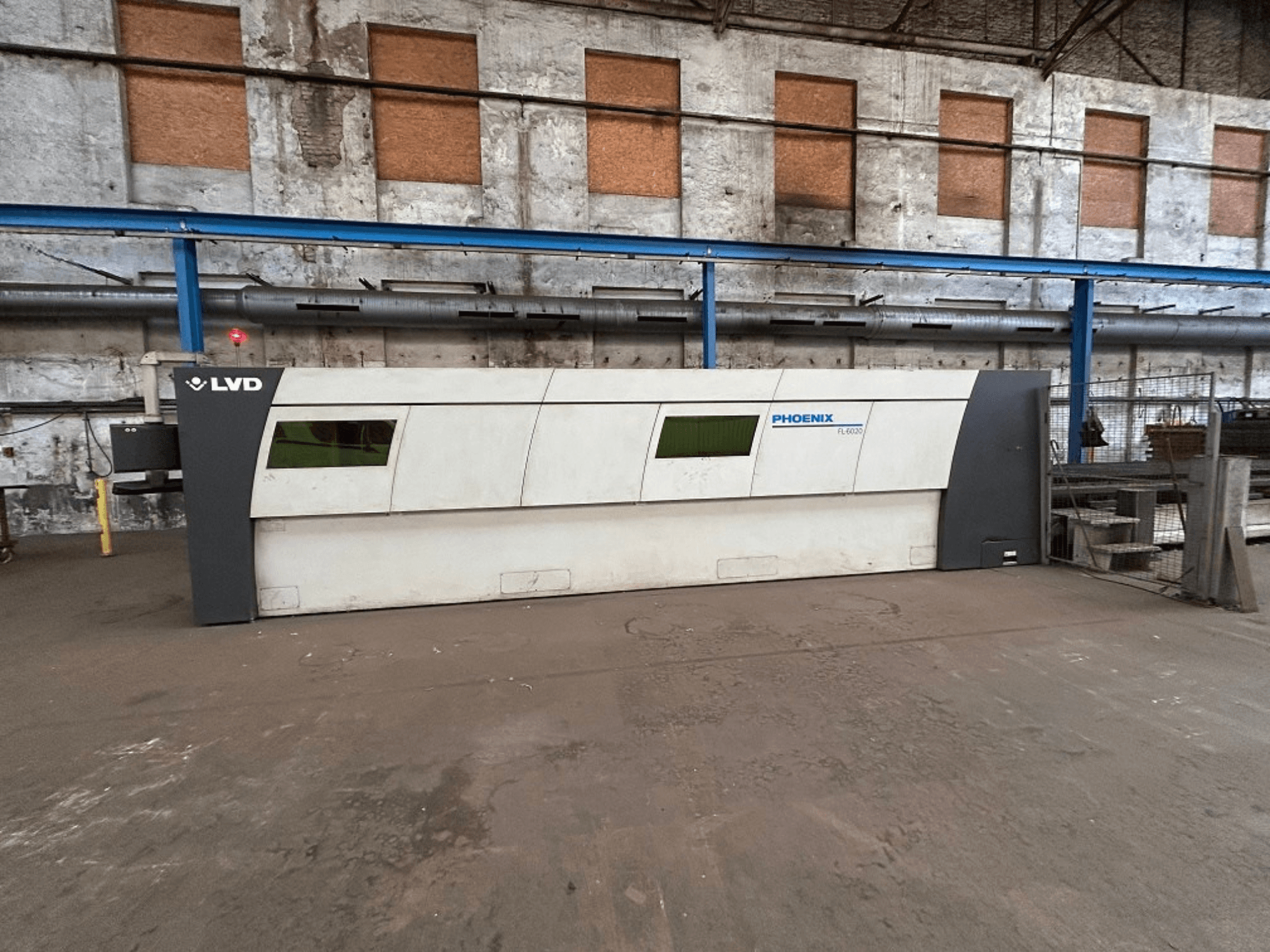 Máquina de corte por láser de fibra LVD Phoenix en un entorno industrial, vista frontal que muestra su elegante diseño y características operativas.