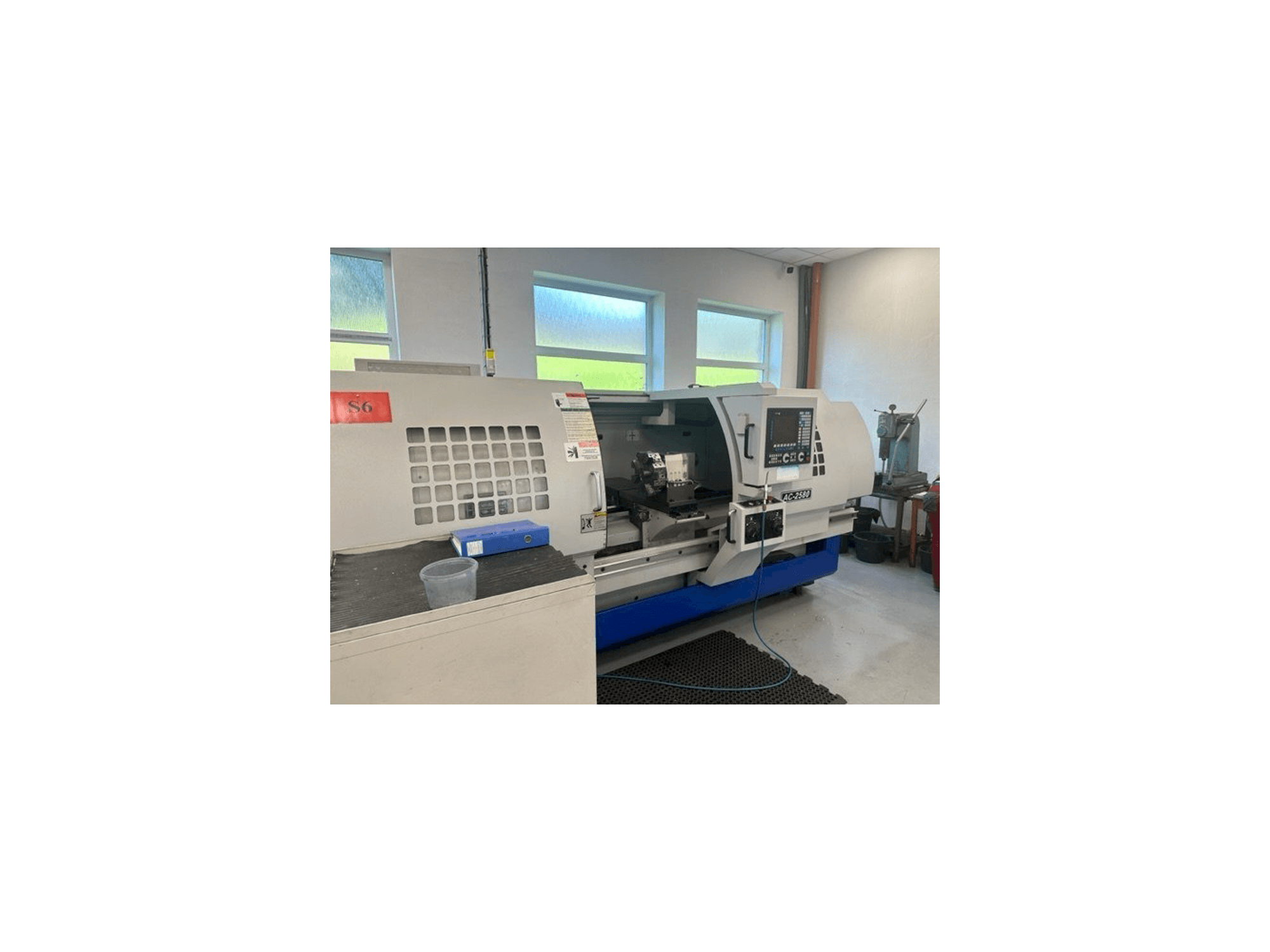 Vista frontal de la máquina MASCUT AC-2580