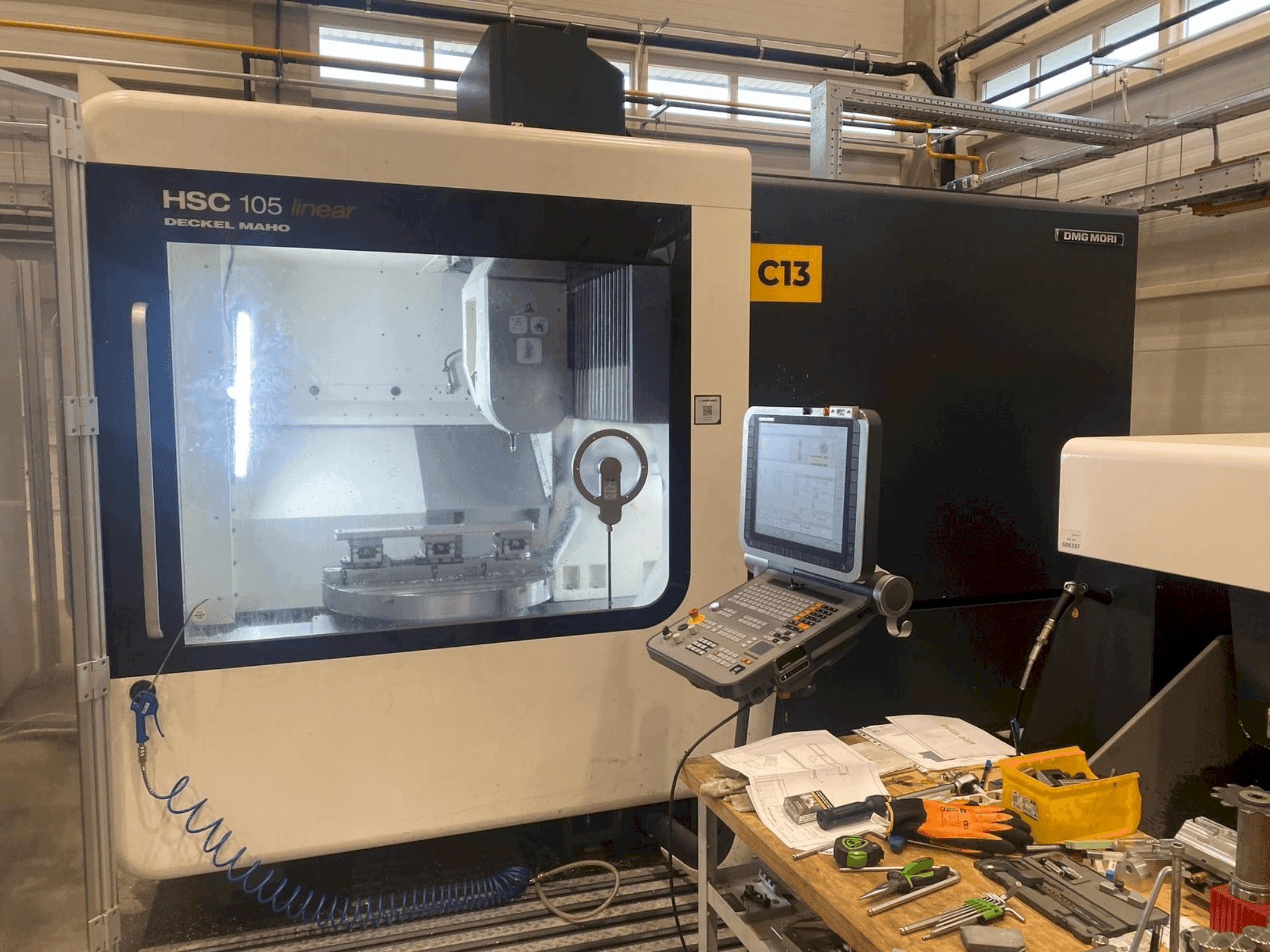 Vista frontal de la máquina DMG MORI HSC 105