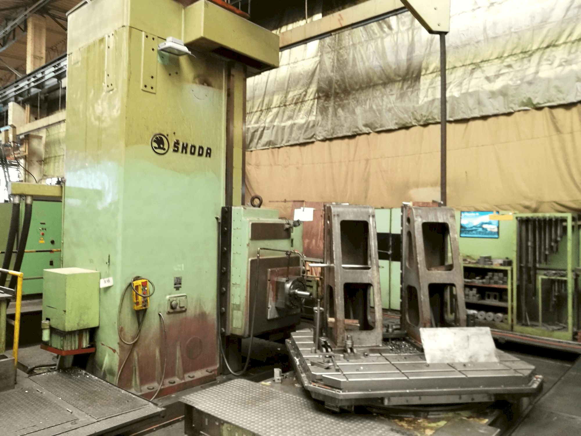 Vista frontal de la máquina SKODA WI 130