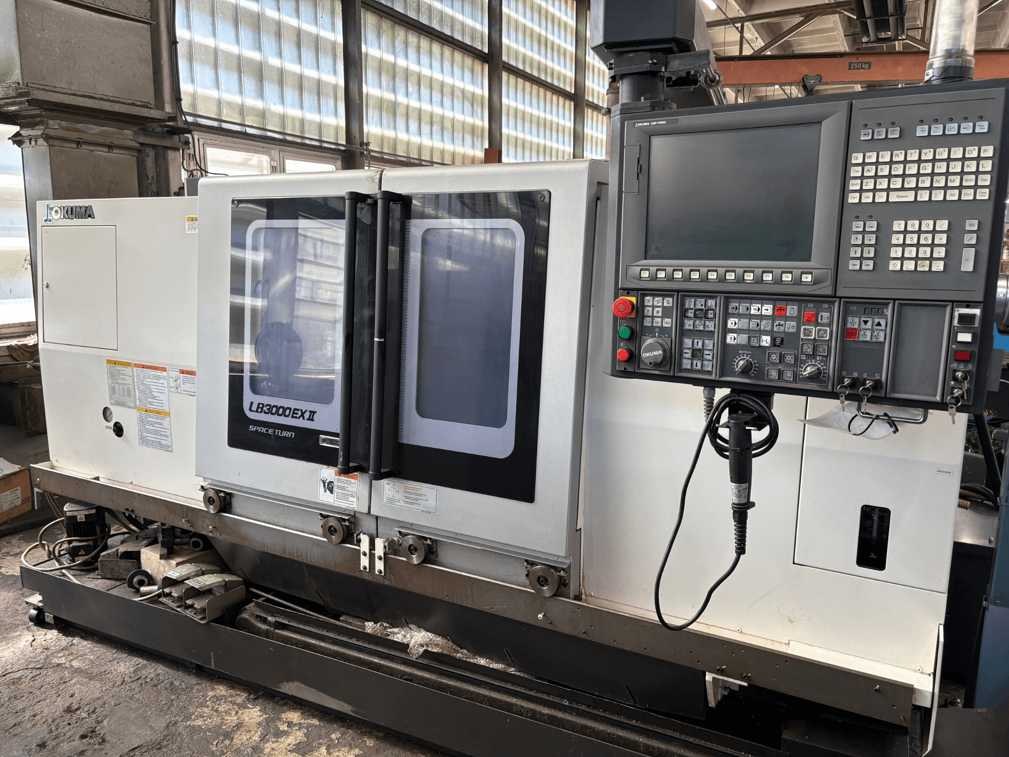 Torno horizontal Okuma LB3000EXII, vista frontal en la que se aprecian el panel de control y la puerta de carga.