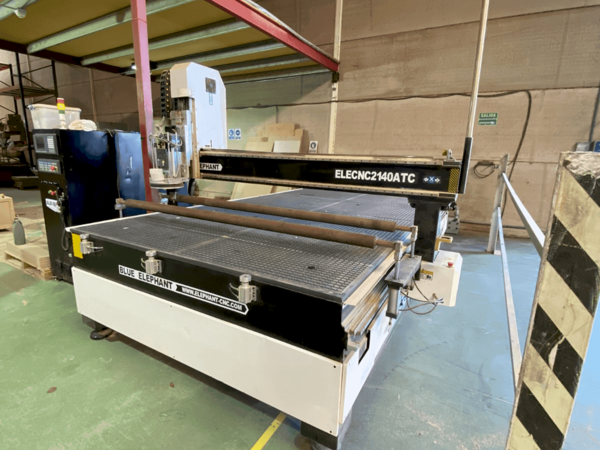 Vista frontal de la máquina BLUE ELEPHANT ELECNC 2200x3700